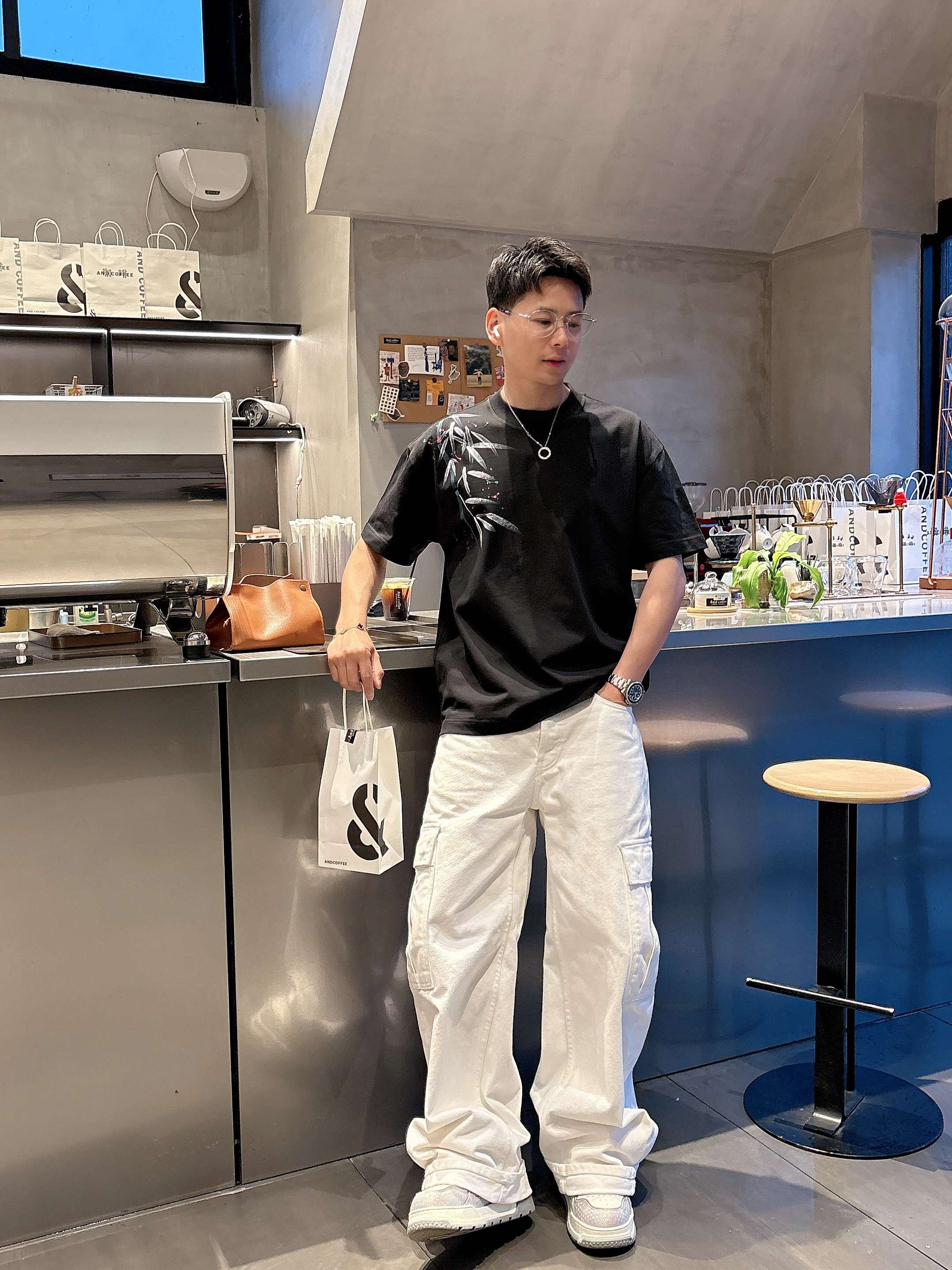 NO:159944,LoEwE25ss Summer New Hand Drawn Short Sleeve T-shirt!  The counter is synchronized, each piece is made by hand. The unique logo is the exclusive first on the entire network. The versatile style is perfectly processed with 240 grams of pure cotton fabric is very exquisite. The original fabric is the same as the internet celebrity celebrity and the same high-quality feel is very comfortable. Fashion and personality. A super versatile and beautiful style for men and women. The color is black and white. The number of versatile and beautiful. The number of versatile models is M-3XL, loewe, T-shirt,tees, t-shirt,alexander wang19860909LoEwE25ss夏季新款手绘短袖T恤！专柜同步,每一件都是纯手工画制而成.独特的logo 个性艺术系列全网独家首发 百搭款细节处理完美240克纯棉面料十分精致 原版面料 网红明星同款高版本 高品质手感非常舒服 时尚又个性 超级百搭好看的一款男女同款 颜色黑、白 码数M-3XL,,loewe,T-shirt,tees，t-shirt,alexander wang,Men's clothing