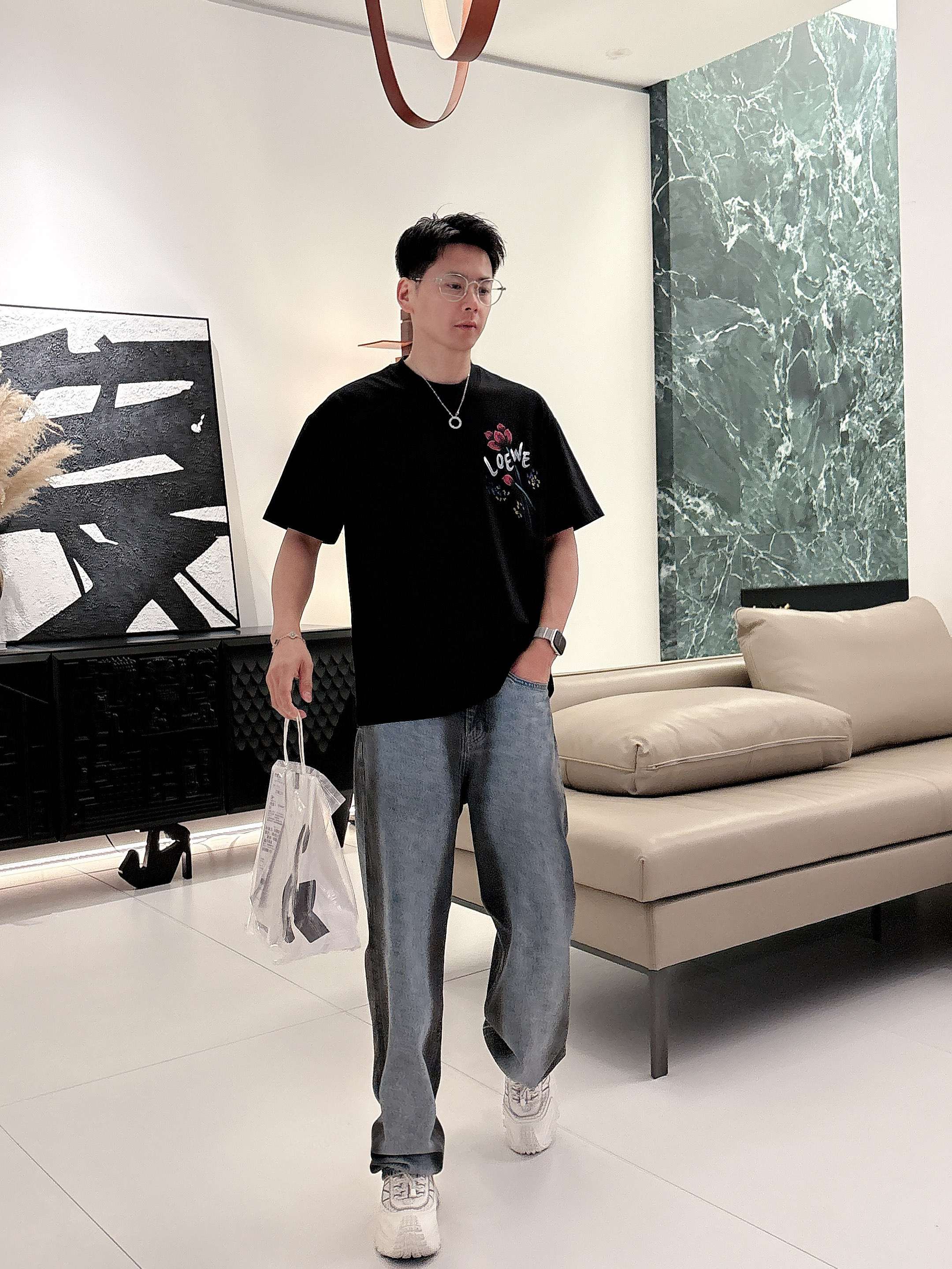 NO:159945,LOEWE25ss summer new hand-painted short-sleeved T-shirt!  The counter is synchronized, each piece is made by hand. The unique logo is the exclusive first on the entire network. The versatile style is perfectly processed with 240 grams of pure cotton fabric is very exquisite. The original fabric is the same as the internet celebrity celebrity and the same high-quality feel is very comfortable. Fashion and personality. A super versatile and beautiful style for men and women. The color is black and white. The number of versatile and beautiful. The number of versatile models is M-3XL, loewe, T-shirt,tees, t-shirt,alexander wang19860909LOEWE25ss夏季新款手绘短袖T恤！专柜同步,每一件都是纯手工画制而成.独特的logo 个性艺术系列全网独家首发 百搭款细节处理完美240克纯棉面料十分精致 原版面料 网红明星同款高版本 高品质手感非常舒服 时尚又个性 超级百搭好看的一款男女同款 颜色黑、白 码数M-3XL,,loewe,T-shirt,tees，t-shirt,alexander wang,Men's clothing