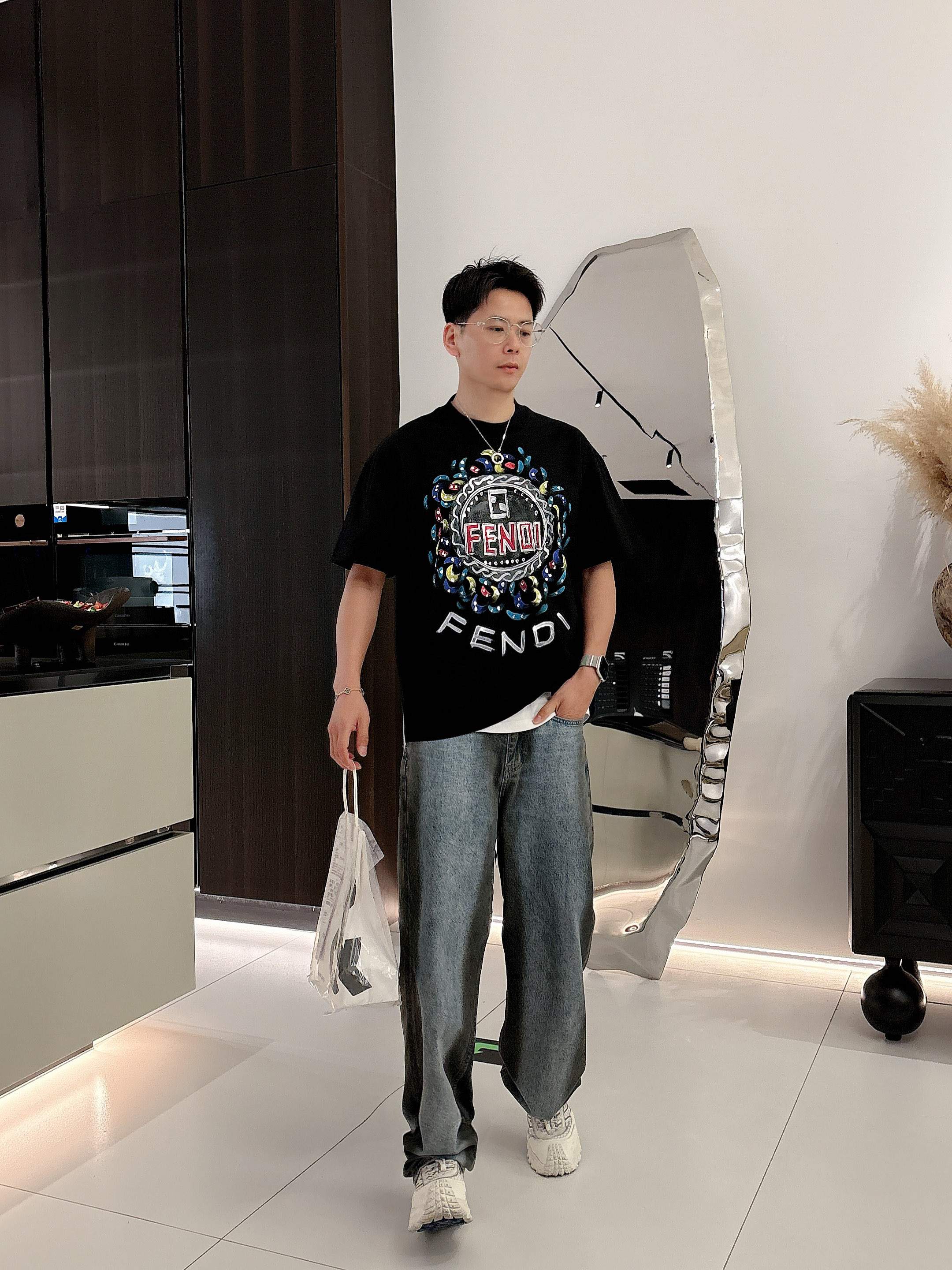 NO:159942,FENDI25ss summer new hand-painted short-sleeved T-shirt!  The counter is synchronized, each piece is made of pure hand-painted. The unique logo is the exclusive first on the entire network. The versatile details are perfectly processed 240 grams of pure cotton fabric is very exquisite. The original fabric is the same as the internet celebrity celebrity and the same high-quality feel is very comfortable. Fashion and personality. The super versatile and beautiful style is the same as the men and women. The color is black and white. The number of codes M-3XL, fendi, T-shirt,tees, t-shirt,alexander wang19860909FENDI25ss夏季新款手绘短袖T恤！专柜同步,每一件都是纯手工画制而成.独特的logo 个性艺术系列全网独家首发 百搭款细节处理完美240克纯棉面料十分精致 原版面料 网红明星同款高版本 高品质手感非常舒服 时尚又个性 超级百搭好看的一款男女同款 颜色黑、白 码数M-3XL,,fendi,T-shirt,tees，t-shirt,alexander wang,Men's clothing