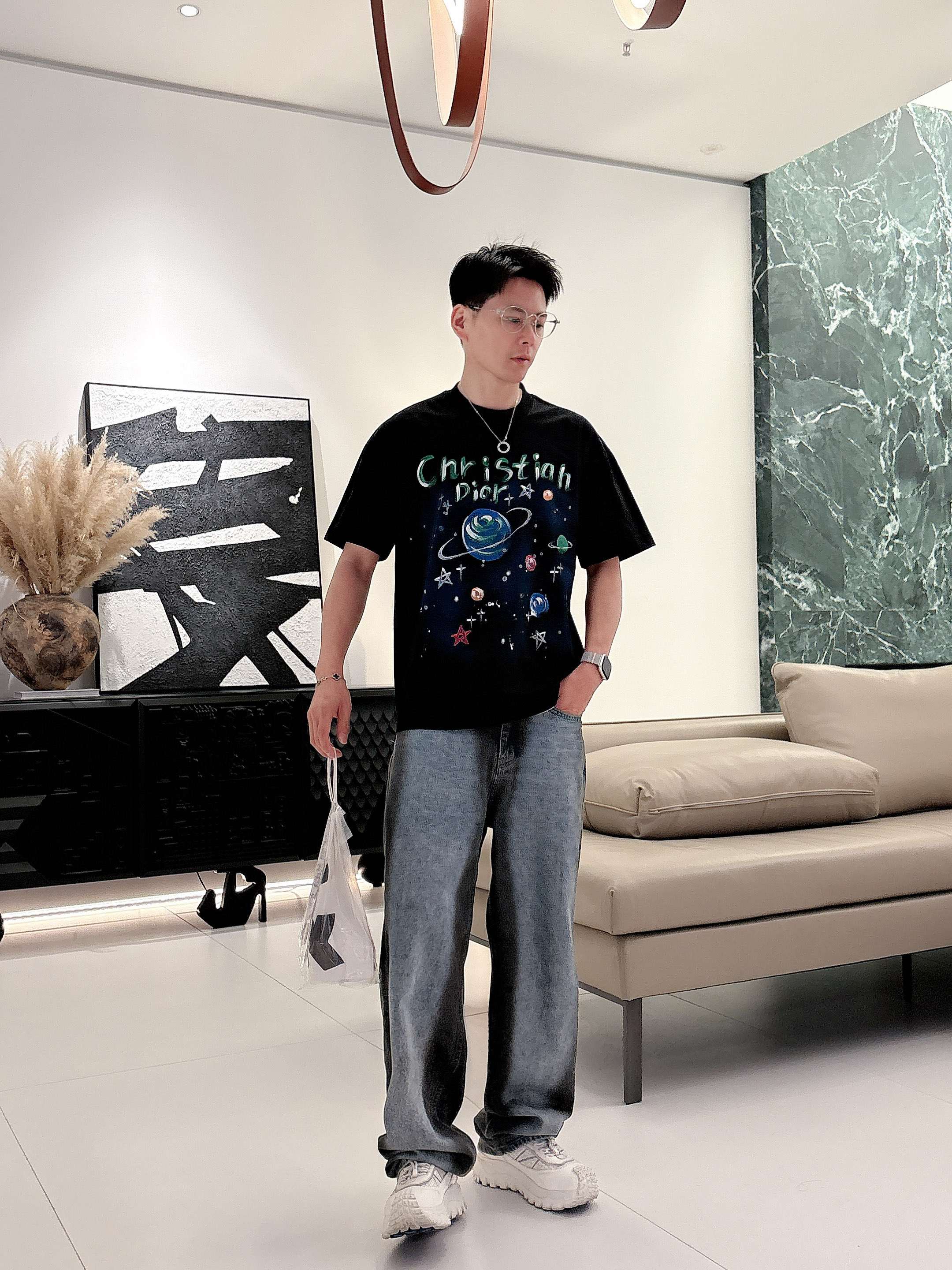 NO:159939,Dior25ss summer new hand-painted short-sleeved T-shirt!  The counter is synchronized, each piece is made by hand. The unique logo is the exclusive first on the entire network. The versatile details are perfectly processed 240 grams of pure cotton fabric is very exquisite. The original fabric is the same as the internet celebrity celebrity and the high-quality feel is very comfortable. Fashion and personality. The super versatile and beautiful style is the same as the men and women. The color is black and white. The number of versatile and beautiful. The number of versatile models is M-3XL, dior, T-shirt,tees, t-shirt,alexander wang19860909Dior25ss夏季新款手绘短袖T恤！专柜同步,每一件都是纯手工画制而成.独特的logo 个性艺术系列全网独家首发 百搭款细节处理完美240克纯棉面料十分精致 原版面料 网红明星同款高版本 高品质手感非常舒服 时尚又个性 超级百搭好看的一款男女同款 颜色黑、白 码数M-3XL,,dior,T-shirt,tees，t-shirt,alexander wang,Men's clothing