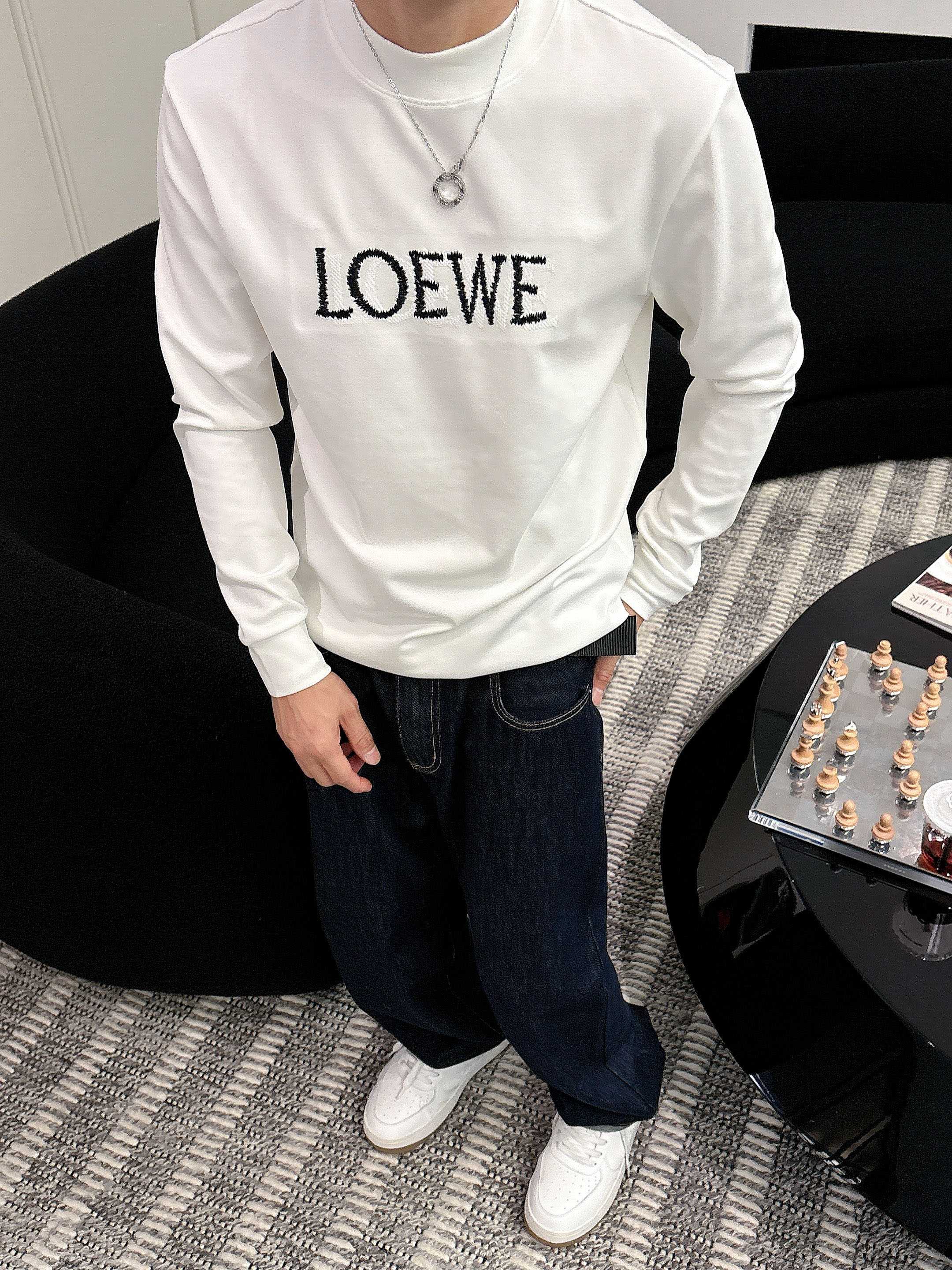 罗意威2025秋冬新款，定制面料，双针刺绣logo，舒适性与透气性兼优，柔软抗皱弹性和垂性极佳，无论是单