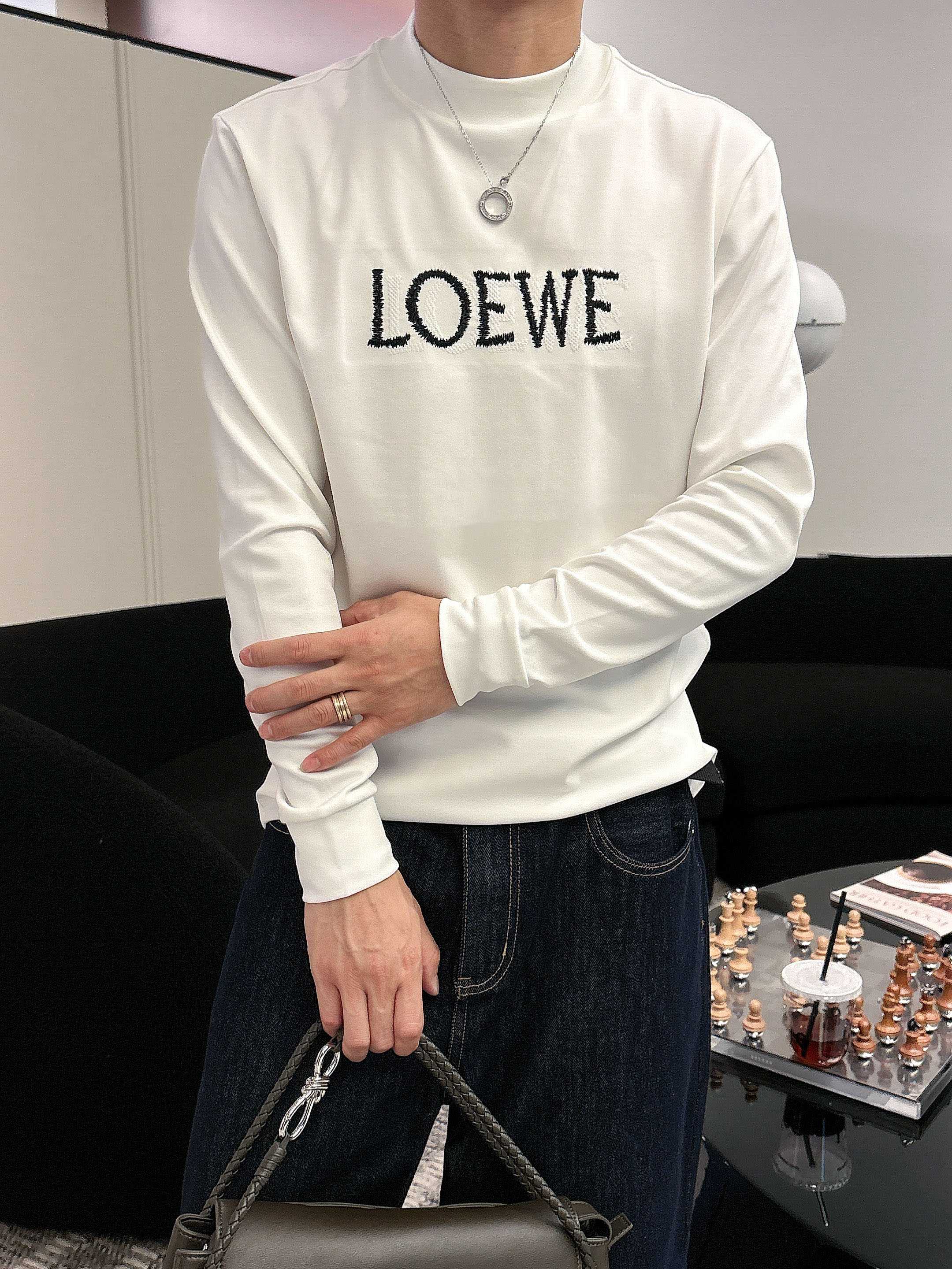 罗意威2025秋冬新款，定制面料，双针刺绣logo，舒适性与透气性兼优，柔软抗皱弹性和垂性极佳，无论是单