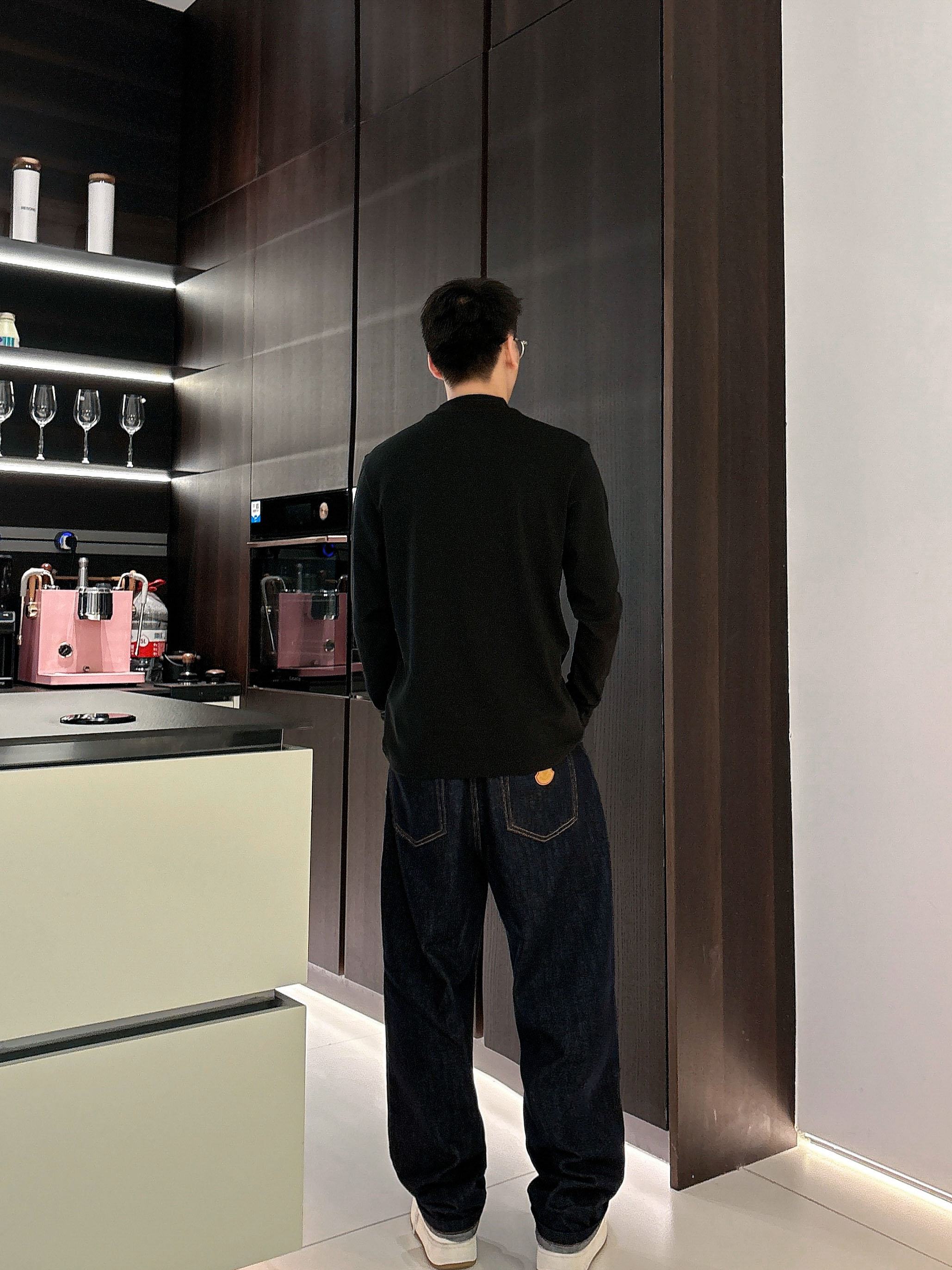 巴宝莉2025秋冬新款，定制面料，胸前标志性配色logo，舒适性与透气性兼优，柔软抗皱弹性和垂性极佳，无