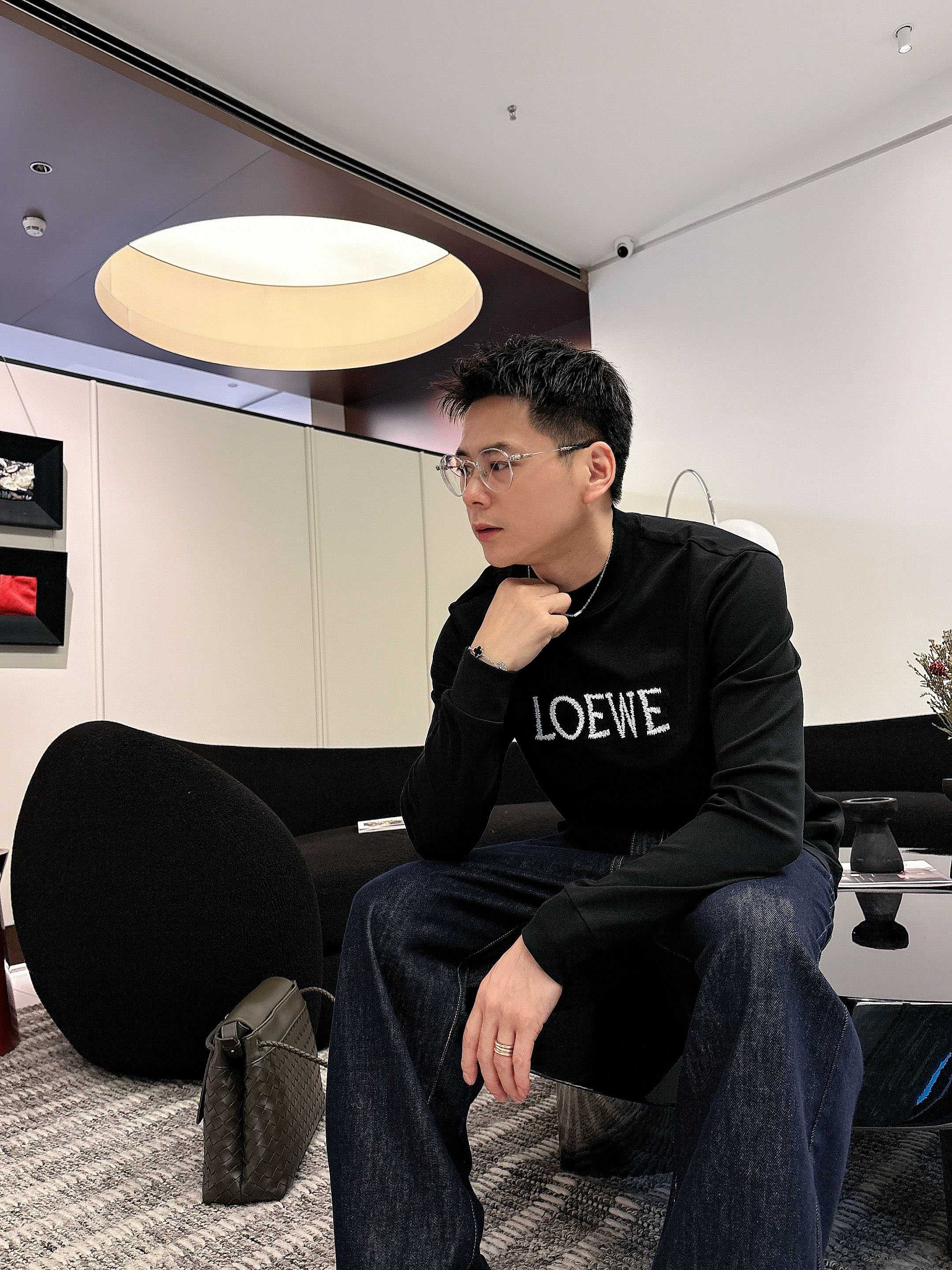 罗意威2025秋冬新款，定制面料，双针刺绣logo，舒适性与透气性兼优，柔软抗皱弹性和垂性极佳，无论是单