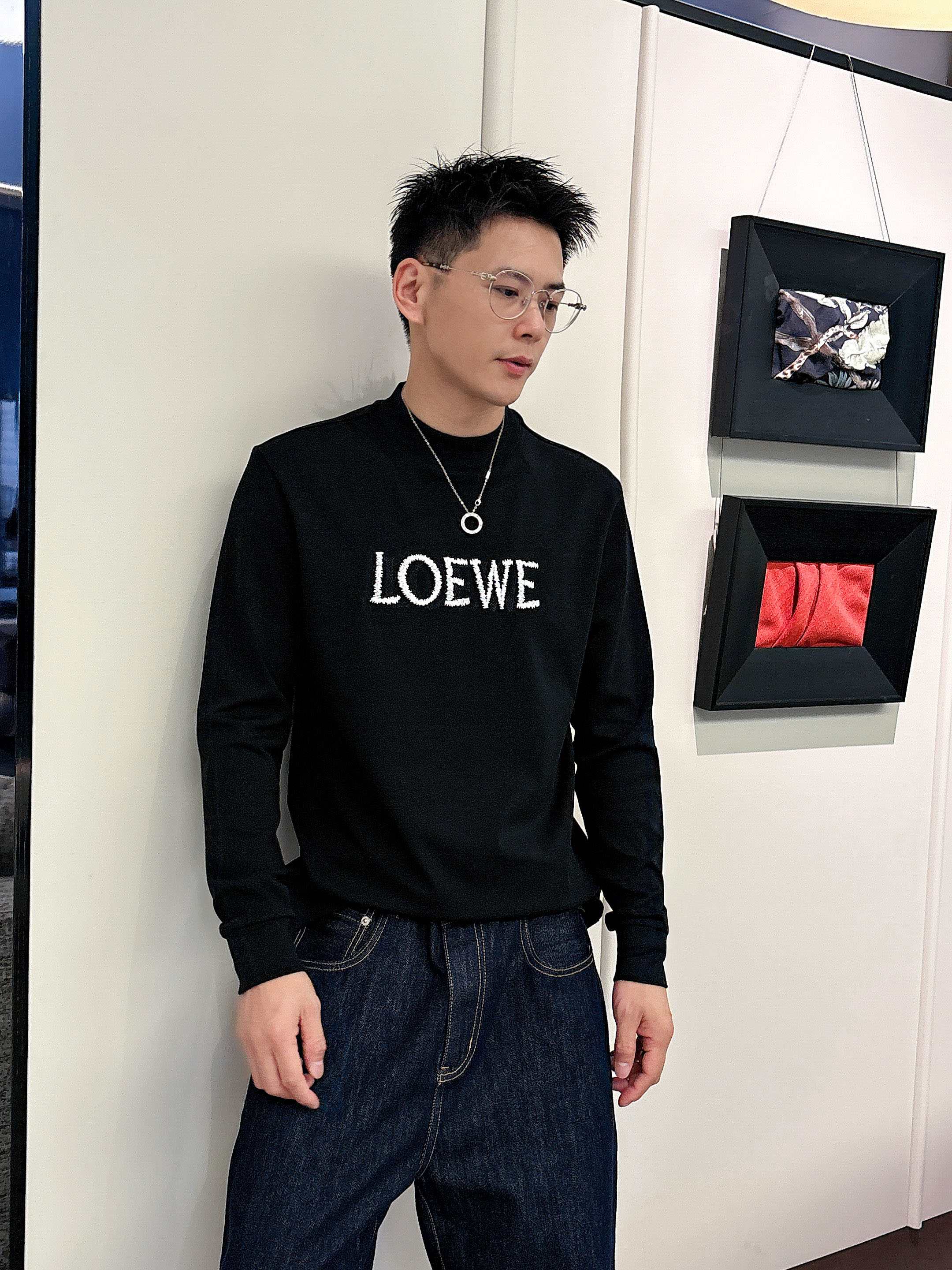 NO:570898,Luo Yiwei's new autumn and winter style, customized fabrics, double-needle embroidery logo, excellent comfort and breathability, soft, anti-wrinkle, elastic and excellent drape. Whether worn alone or worn inside, it is very handsome. It pursues luxury, noble and elegant style, and creates extraordinary men's taste. The visual effect is very good, the grade is very high, simple and fashionable, a must-have choice for leisure and business!  Color: black, white, size M-3XL, loewe, alexander wang19860909罗意威秋冬新款,定制面料,双针刺绣logo,舒适性与透气性兼优,柔软抗皱弹性和垂性极佳,无论是单穿或是内搭都是帅气十足,追求奢华高贵优雅风范,打造不凡男士品味,视觉效果非常赞,档次极高,简约时尚,休闲商务必备之选！ 颜色:黑、白 码数M-3XL,,loewe,alexander wang,Men's clothing