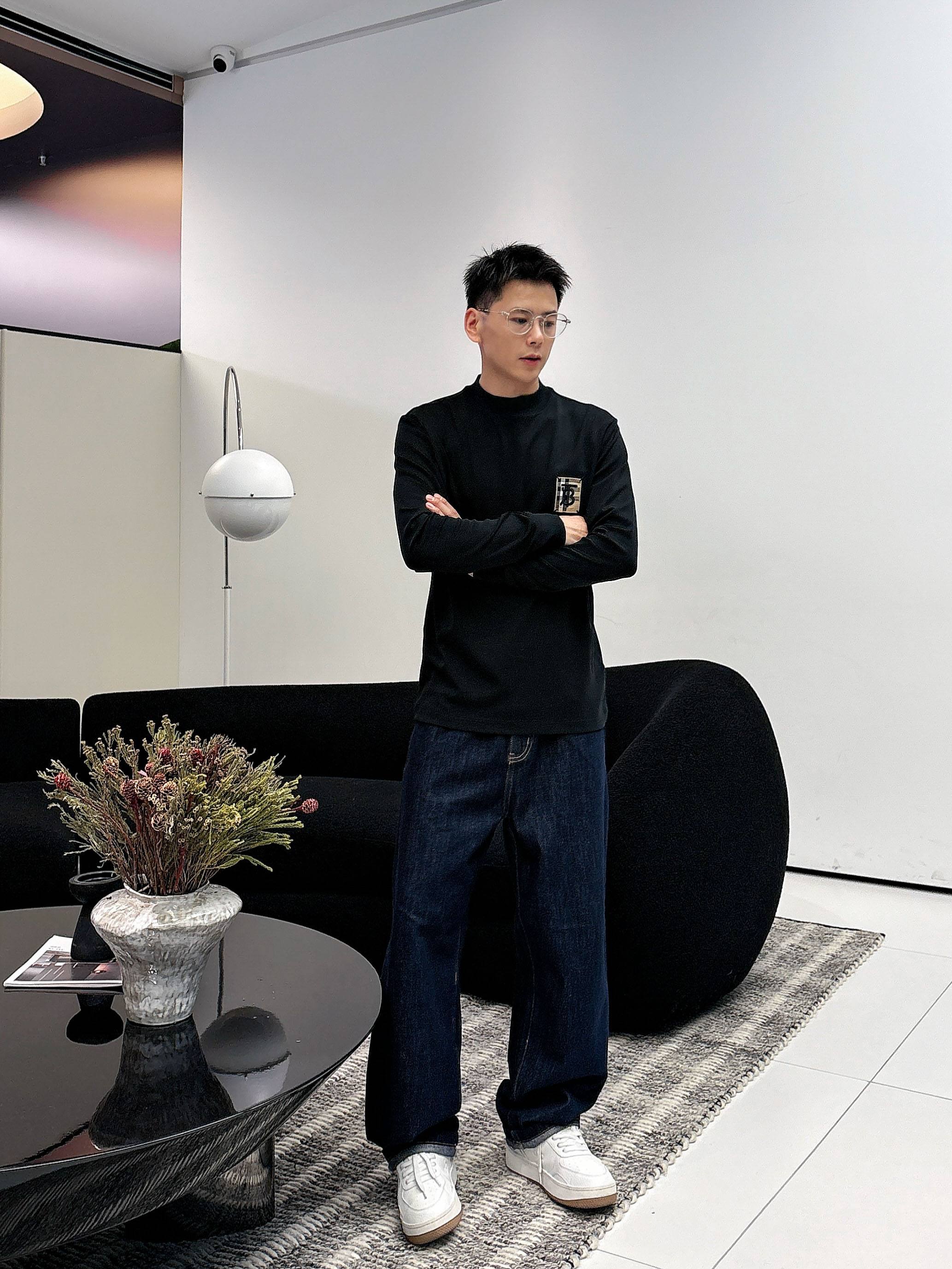 NO:570900,Burberry's autumn and winter new style, customized fabrics, customized logo, excellent comfort and breathability, soft, anti-wrinkle, elastic and excellent drape. Whether worn alone or worn inside, it is very handsome. Pursuing luxury, noble and elegant style, creating extraordinary men's taste, the visual effect is very good, extremely high-grade, simple and fashionable, a must-have choice for leisure and business!  Color: black, white, size M-3XL, burberry, alexander wang19860909巴宝莉秋冬新款,定制面料,定制logo,舒适性与透气性兼优,柔软抗皱弹性和垂性极佳,无论是单穿或是内搭都是帅气十足,追求奢华高贵优雅风范,打造不凡男士品味,视觉效果非常赞,档次极高,简约时尚,休闲商务必备之选！ 颜色:黑、白 码数M-3XL,,burberry,alexander wang,Men's clothing