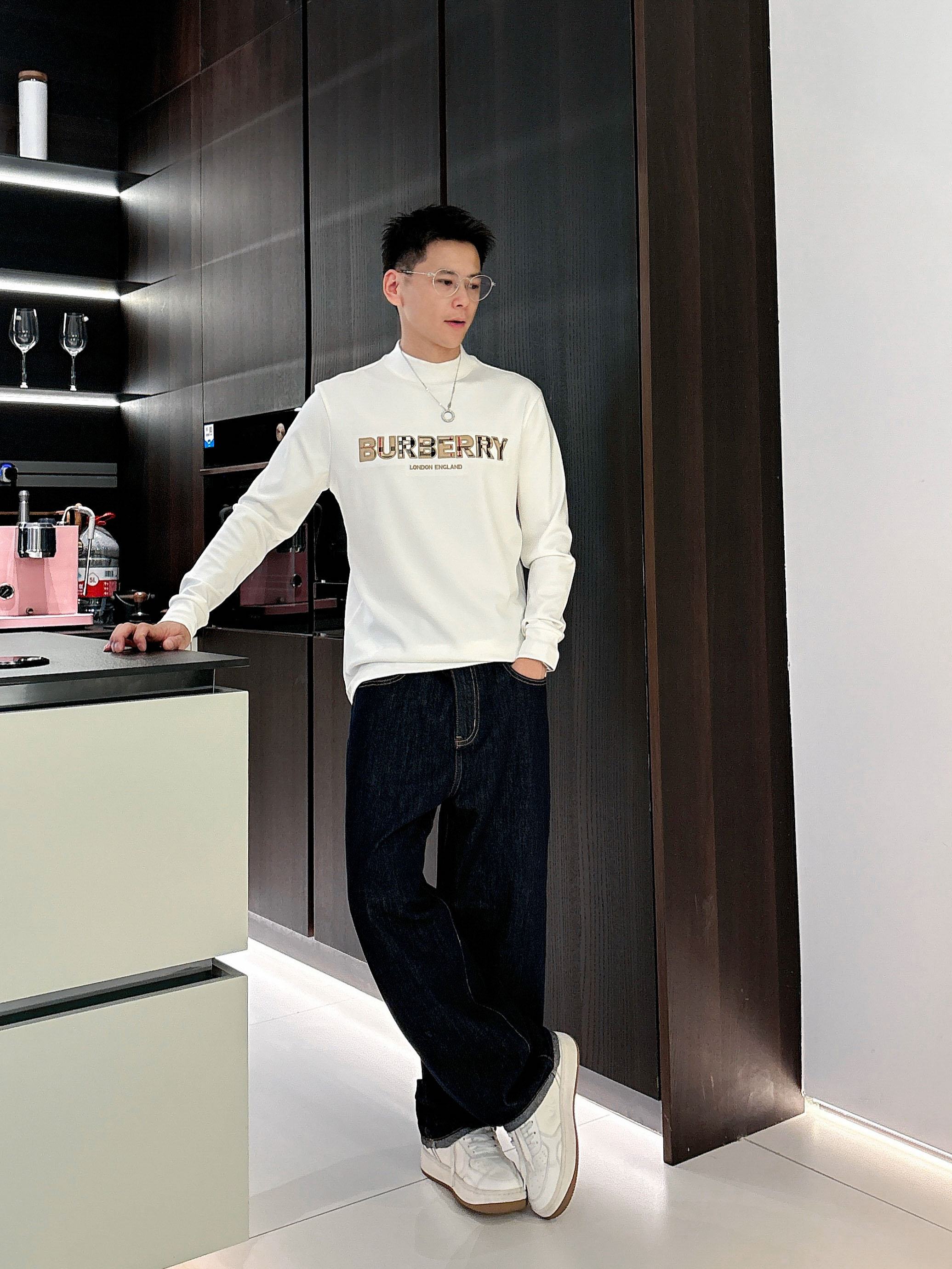 巴宝莉2025秋冬新款，定制面料，胸前标志性配色logo，舒适性与透气性兼优，柔软抗皱弹性和垂性极佳，无