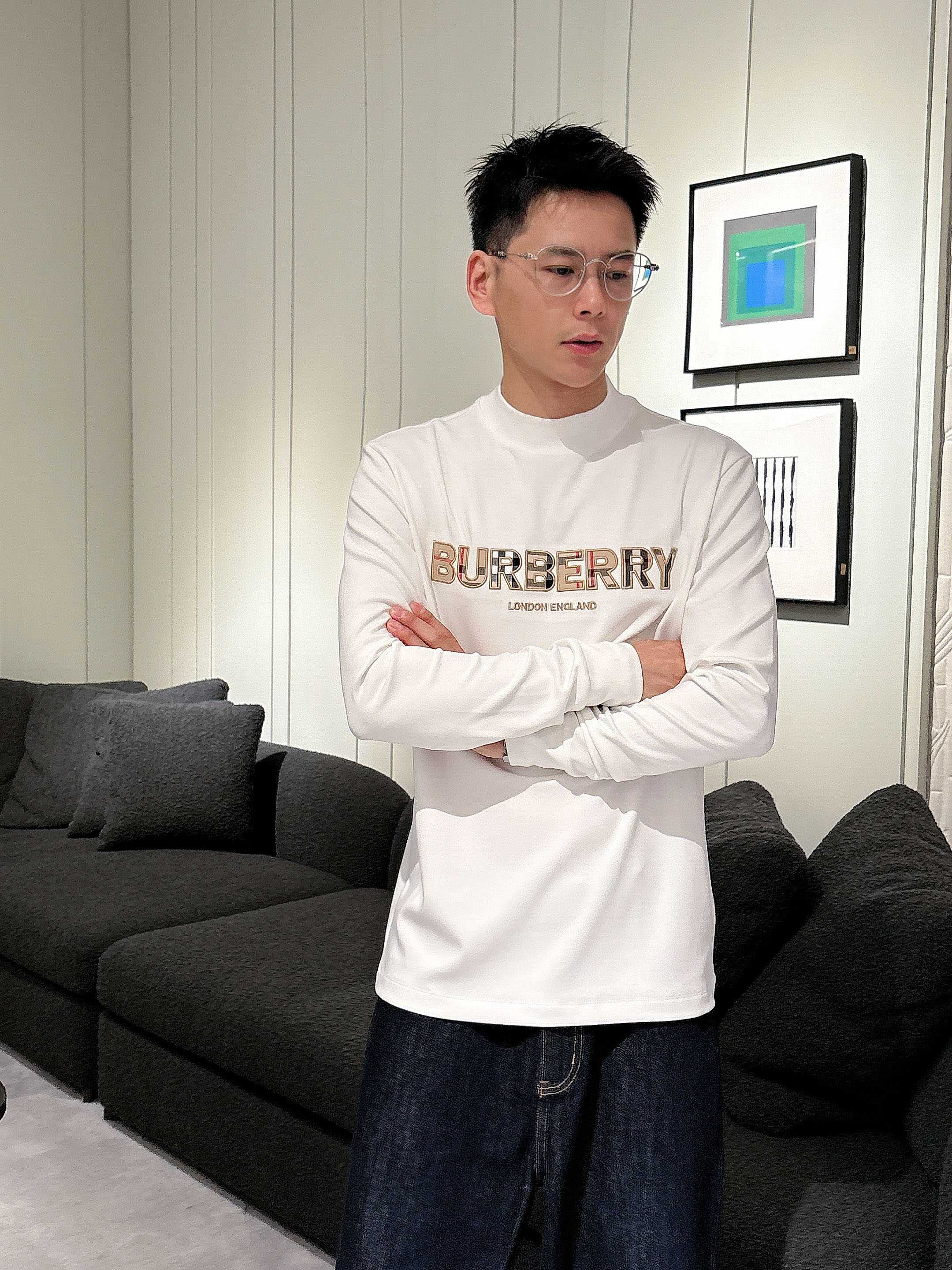 巴宝莉2025秋冬新款，定制面料，胸前标志性配色logo，舒适性与透气性兼优，柔软抗皱弹性和垂性极佳，无