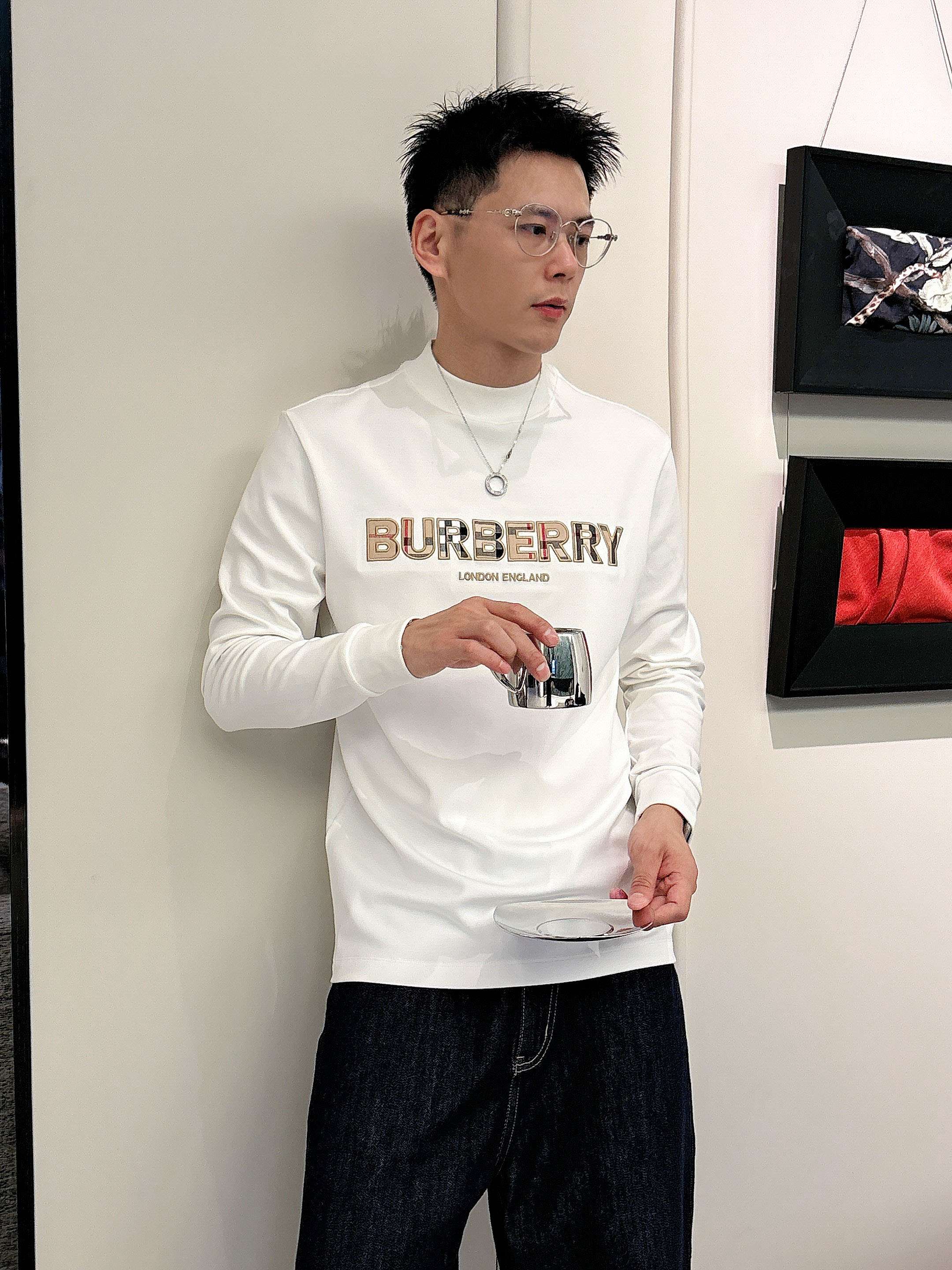 巴宝莉2025秋冬新款，定制面料，胸前标志性配色logo，舒适性与透气性兼优，柔软抗皱弹性和垂性极佳，无