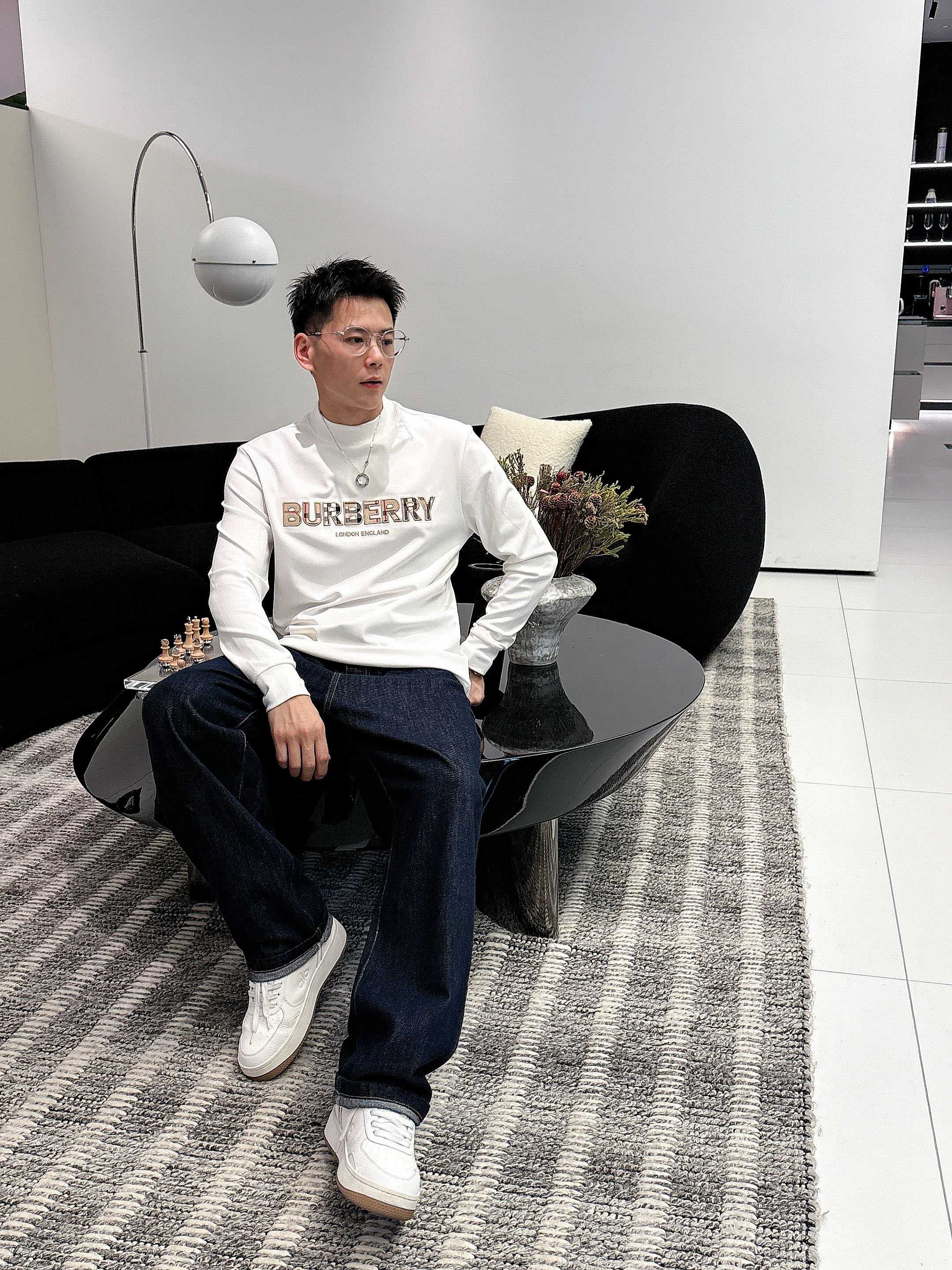 巴宝莉2025秋冬新款，定制面料，胸前标志性配色logo，舒适性与透气性兼优，柔软抗皱弹性和垂性极佳，无