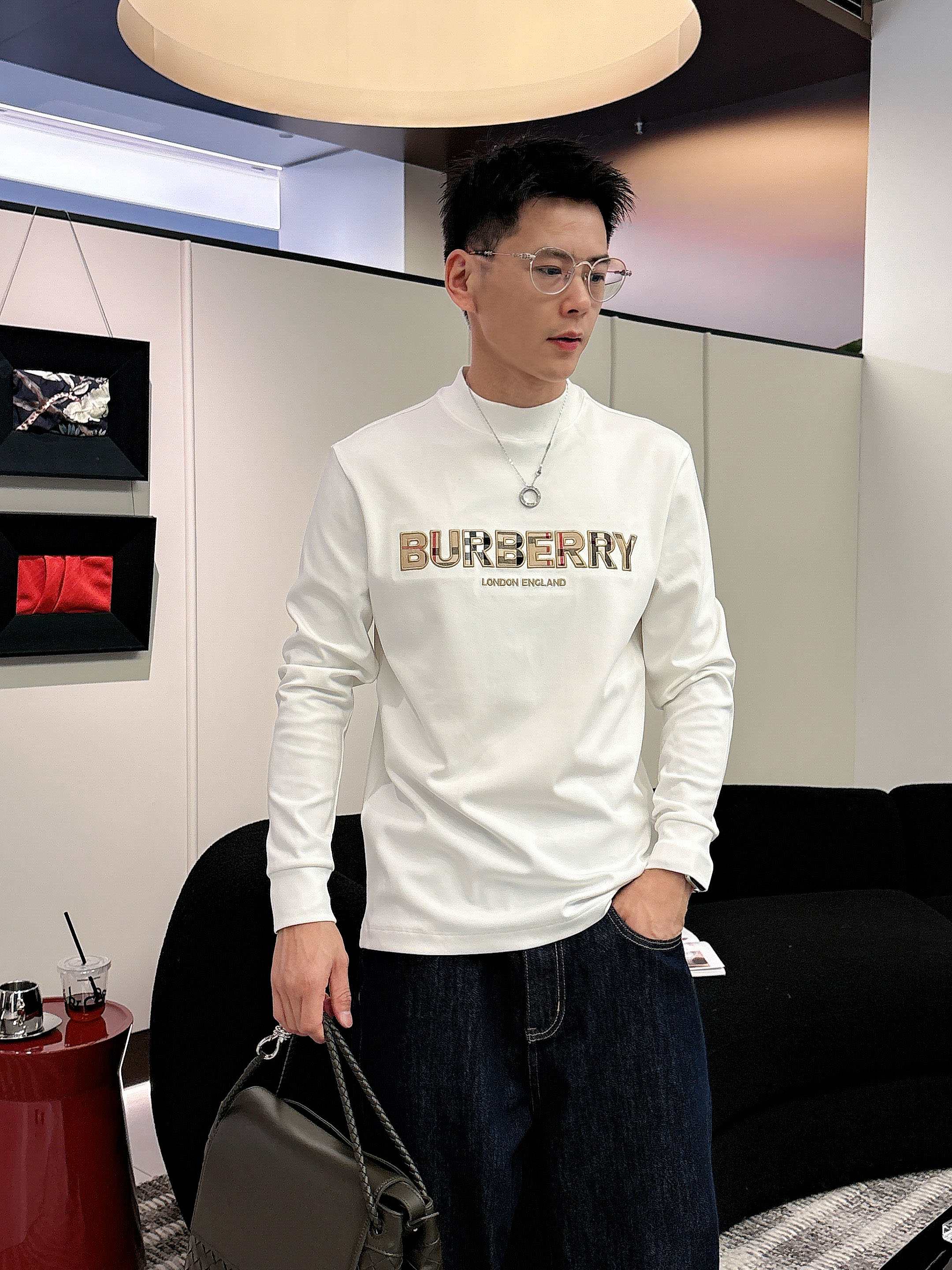 巴宝莉2025秋冬新款，定制面料，胸前标志性配色logo，舒适性与透气性兼优，柔软抗皱弹性和垂性极佳，无