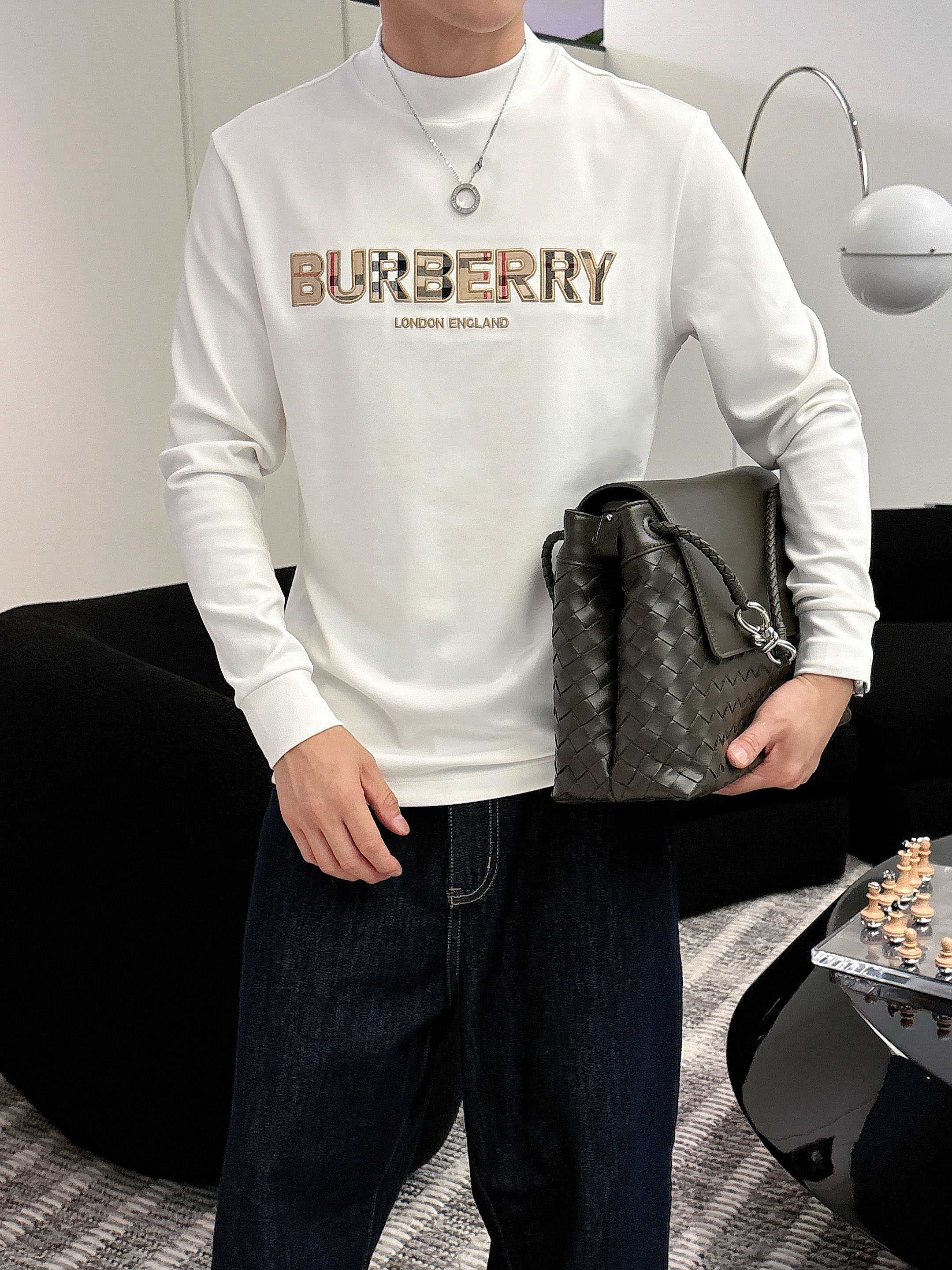 巴宝莉2025秋冬新款，定制面料，胸前标志性配色logo，舒适性与透气性兼优，柔软抗皱弹性和垂性极佳，无