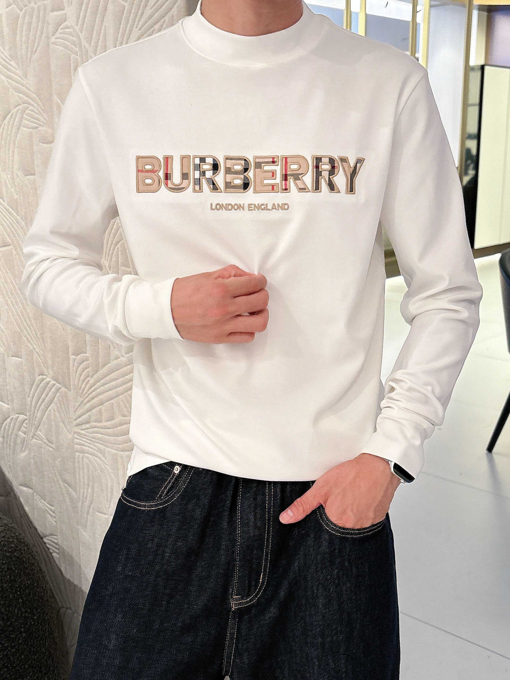 巴宝莉2025秋冬新款，定制面料，胸前标志性配色logo，舒适性与透气性兼优，柔软抗皱弹性和垂性极佳，无