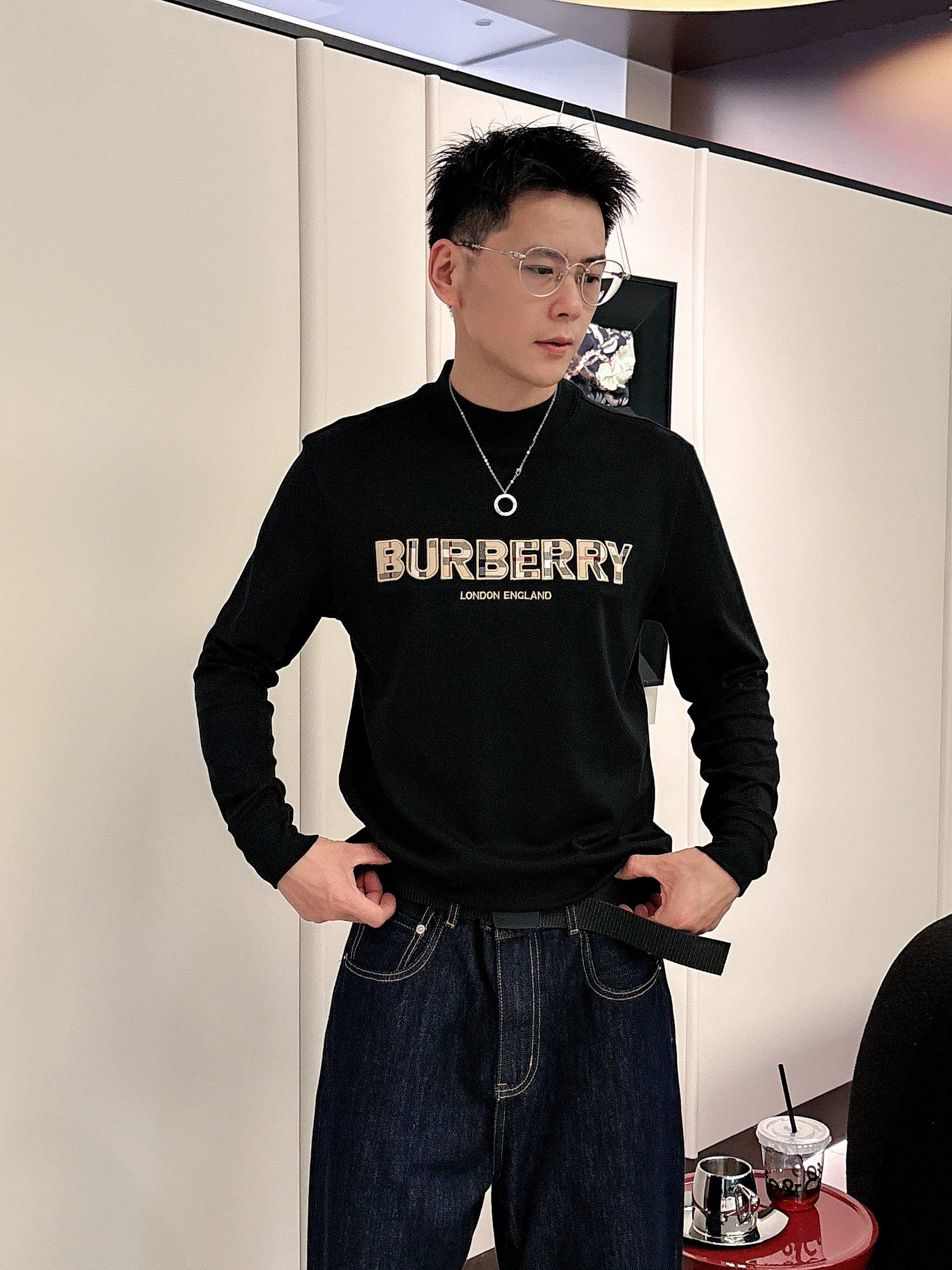 巴宝莉2025秋冬新款，定制面料，胸前标志性配色logo，舒适性与透气性兼优，柔软抗皱弹性和垂性极佳，无