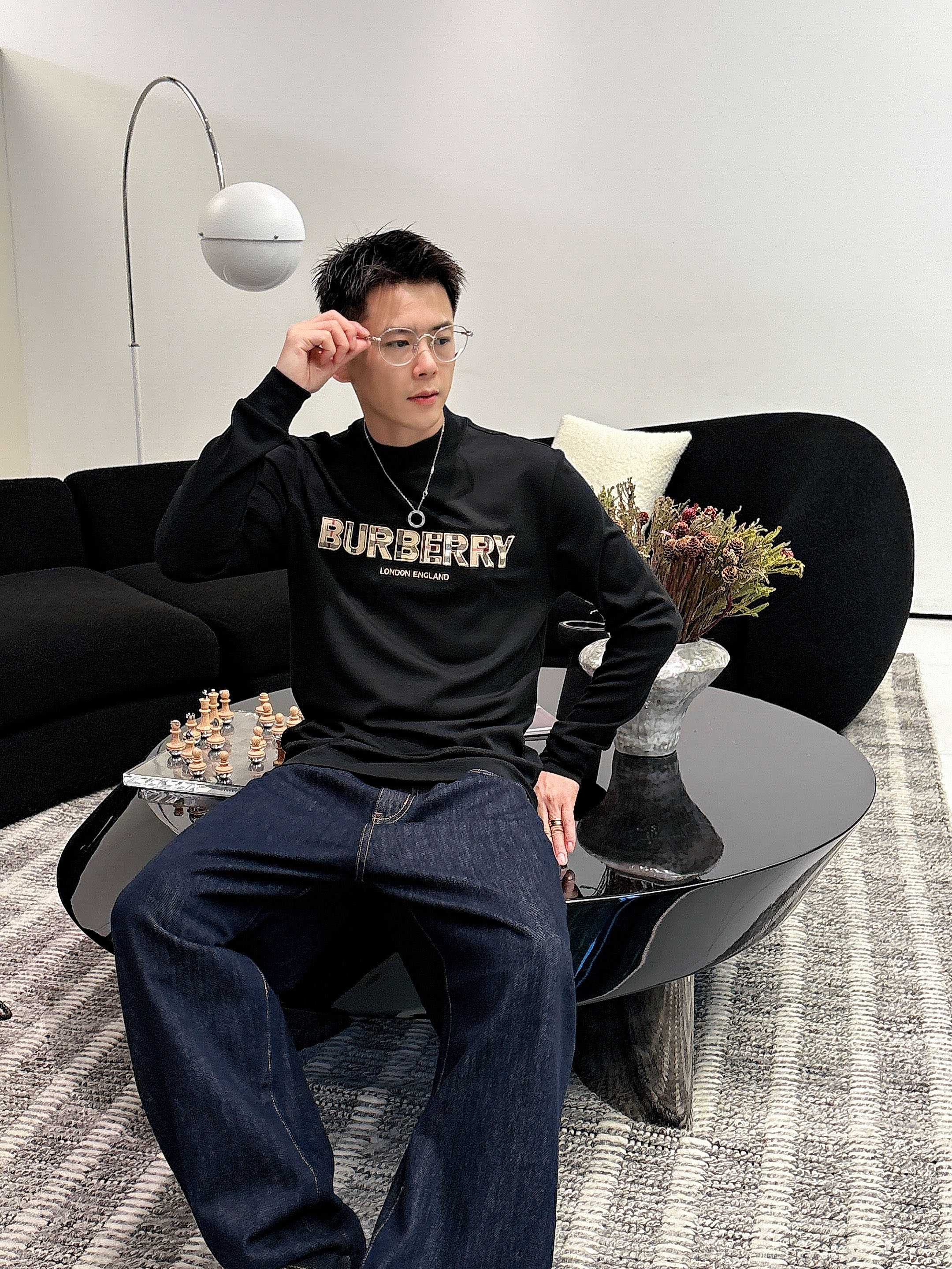 巴宝莉2025秋冬新款，定制面料，胸前标志性配色logo，舒适性与透气性兼优，柔软抗皱弹性和垂性极佳，无