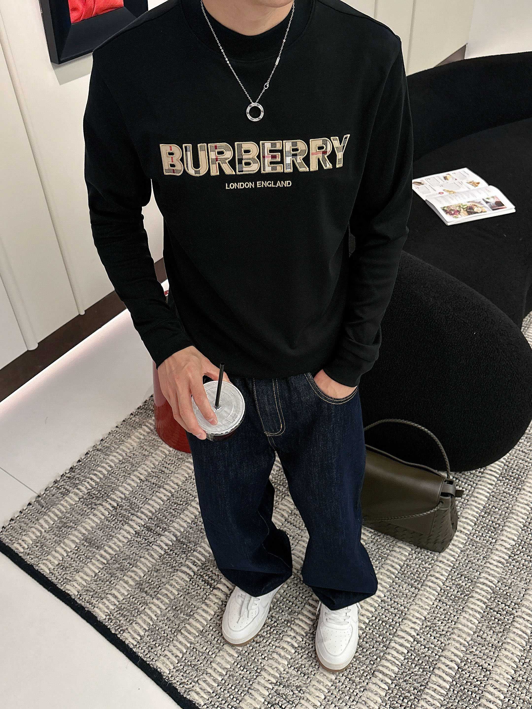 巴宝莉2025秋冬新款，定制面料，胸前标志性配色logo，舒适性与透气性兼优，柔软抗皱弹性和垂性极佳，无