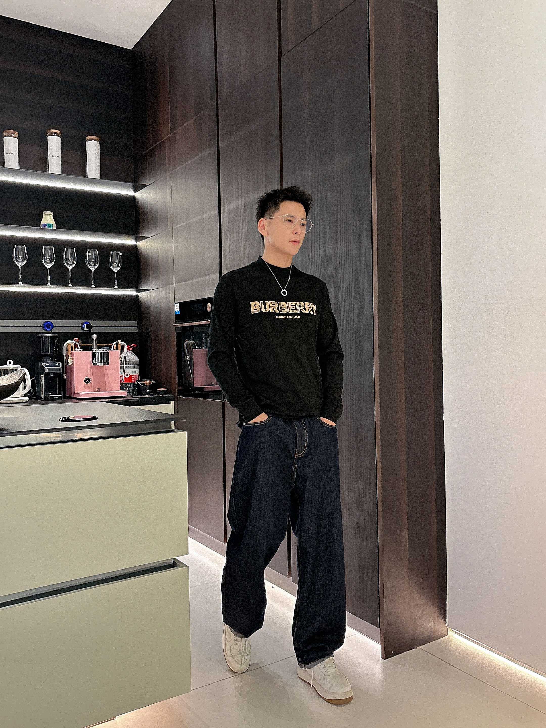 巴宝莉2025秋冬新款，定制面料，胸前标志性配色logo，舒适性与透气性兼优，柔软抗皱弹性和垂性极佳，无