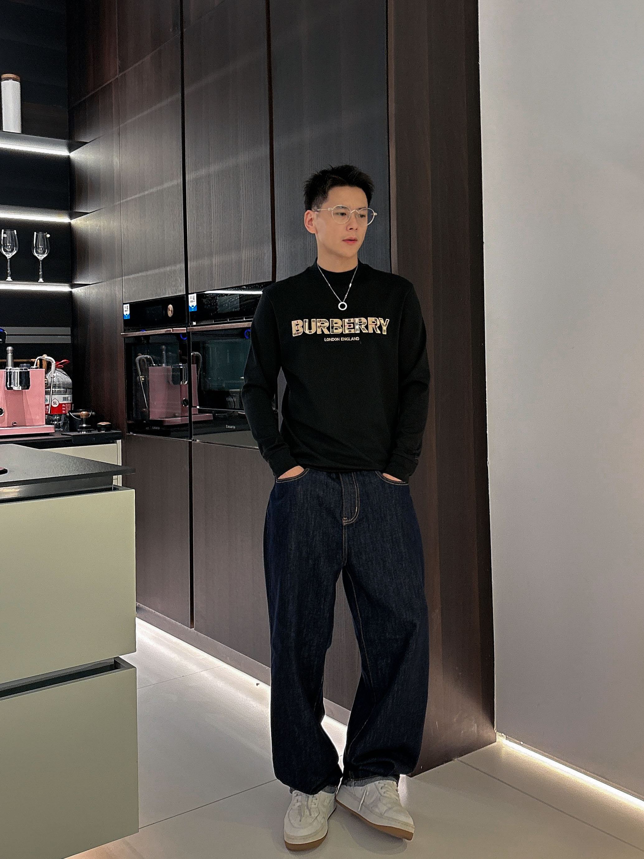 NO:570902,Burberry's autumn and winter new style, customized fabrics, iconic color matching logo on the chest, excellent comfort and breathability, soft, anti-wrinkle, elastic and drapey, very handsome whether worn alone or worn inside, pursuing luxury, noble and elegant style, creating extraordinary men's taste, great visual effects, extremely high grade, simple and fashionable, a must-have for leisure and business!  Color: black, white, size M-3XL, burberry, alexander wang19860909巴宝莉秋冬新款,定制面料,胸前标志性配色logo,舒适性与透气性兼优,柔软抗皱弹性和垂性极佳,无论是单穿或是内搭都是帅气十足,追求奢华高贵优雅风范,打造不凡男士品味,视觉效果非常赞,档次极高,简约时尚,休闲商务必备之选！ 颜色:黑、白 码数M-3XL,,burberry,alexander wang,Men's clothing