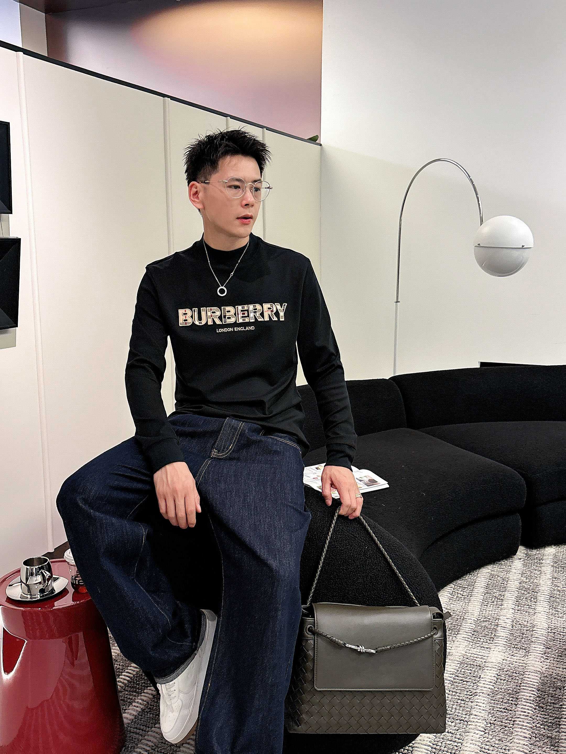 巴宝莉2025秋冬新款，定制面料，胸前标志性配色logo，舒适性与透气性兼优，柔软抗皱弹性和垂性极佳，无