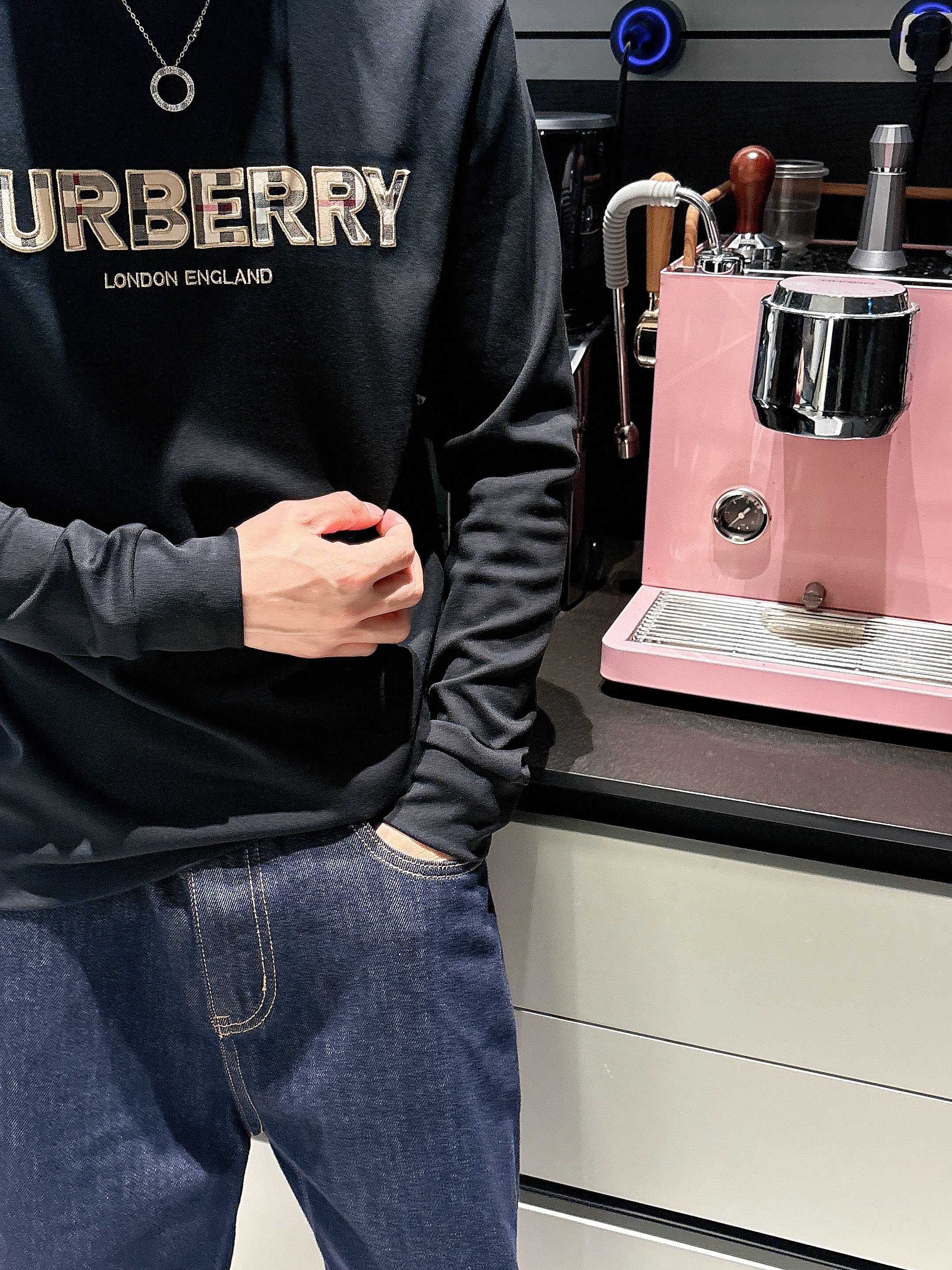 巴宝莉2025秋冬新款，定制面料，胸前标志性配色logo，舒适性与透气性兼优，柔软抗皱弹性和垂性极佳，无