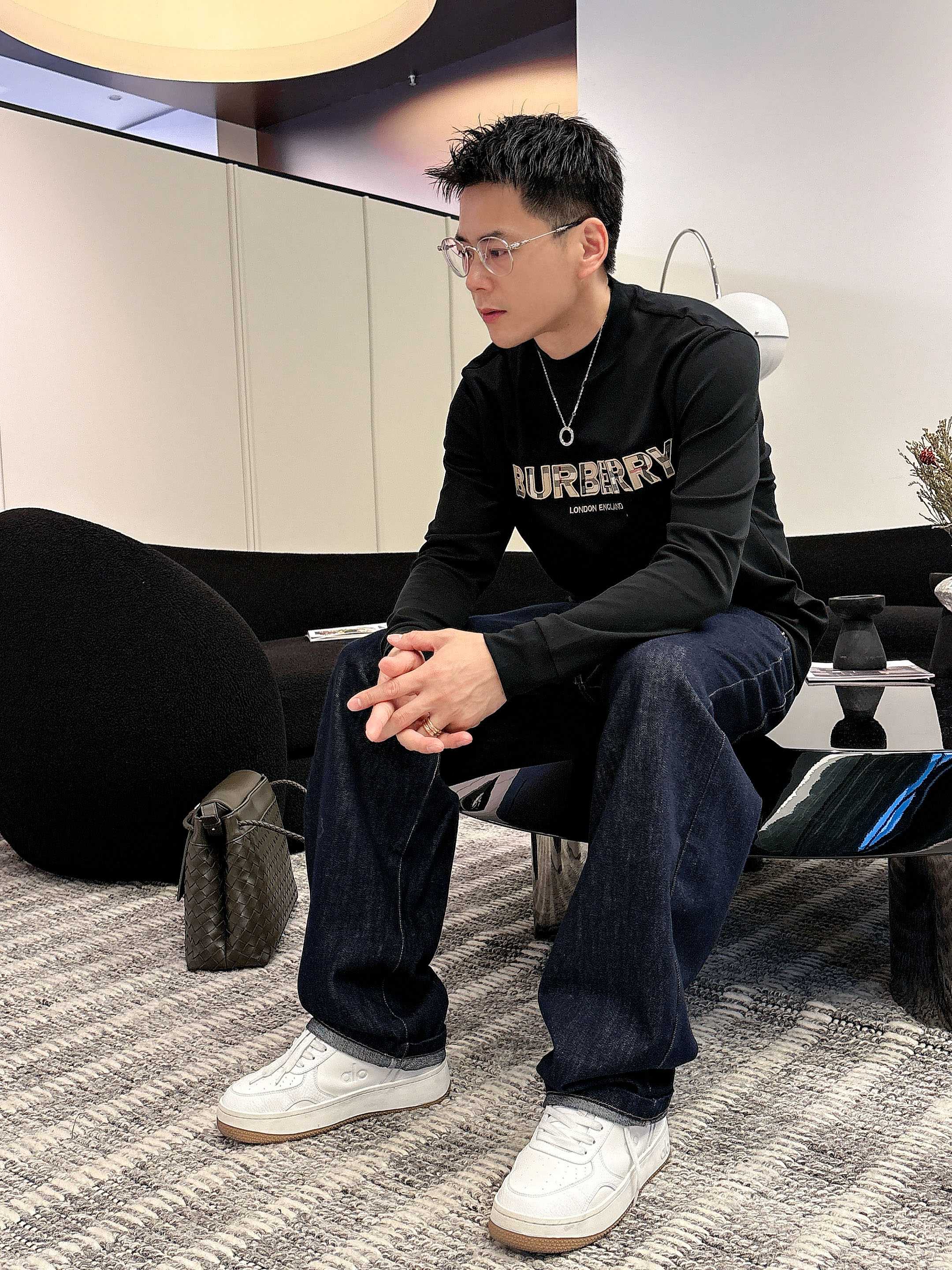 巴宝莉2025秋冬新款，定制面料，胸前标志性配色logo，舒适性与透气性兼优，柔软抗皱弹性和垂性极佳，无