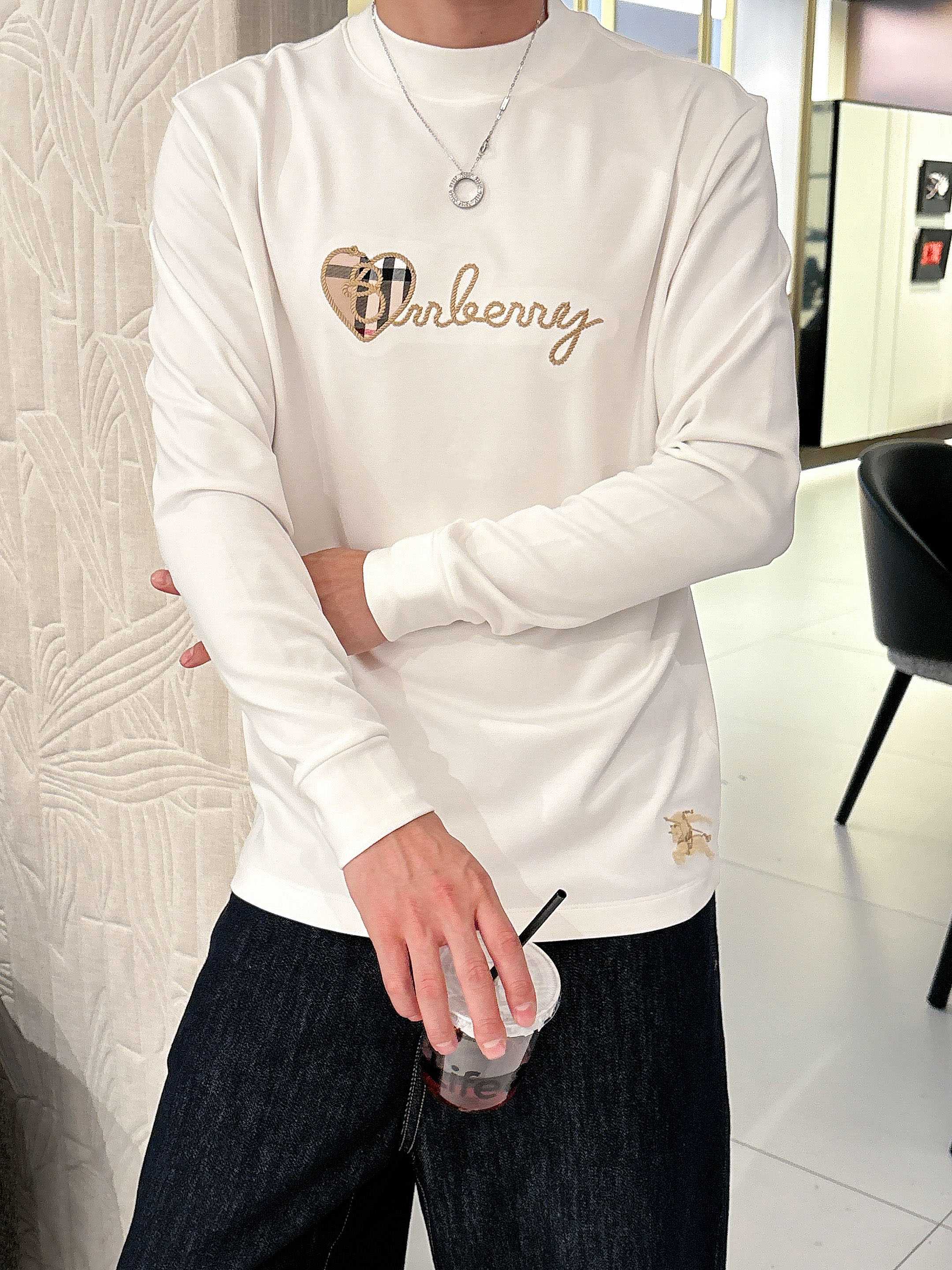 巴宝莉2025秋冬新款，定制面料，定制刺绣logo，舒适性与透气性兼优，柔软抗皱弹性和垂性极佳，无论是单