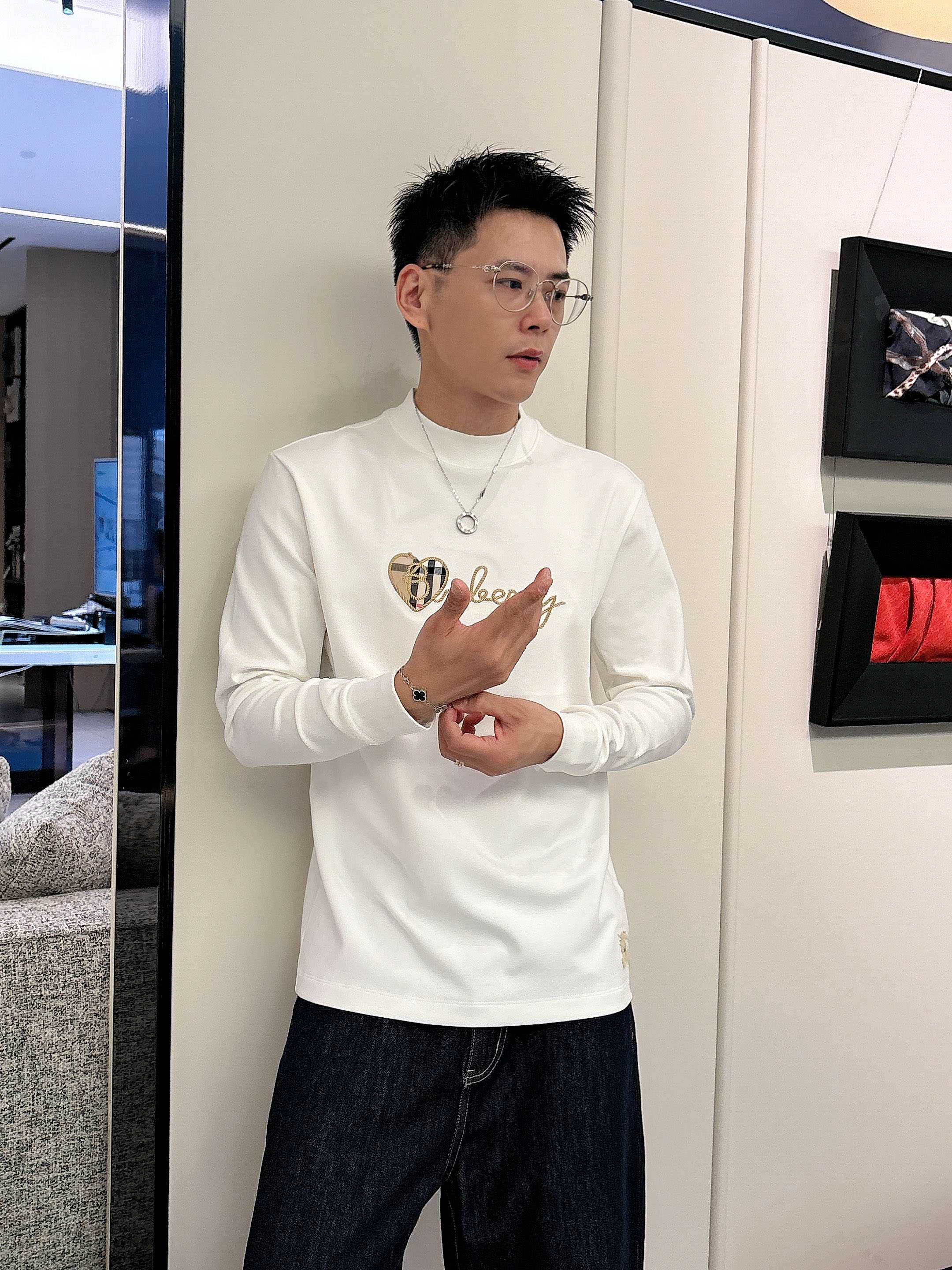 巴宝莉2025秋冬新款，定制面料，定制刺绣logo，舒适性与透气性兼优，柔软抗皱弹性和垂性极佳，无论是单