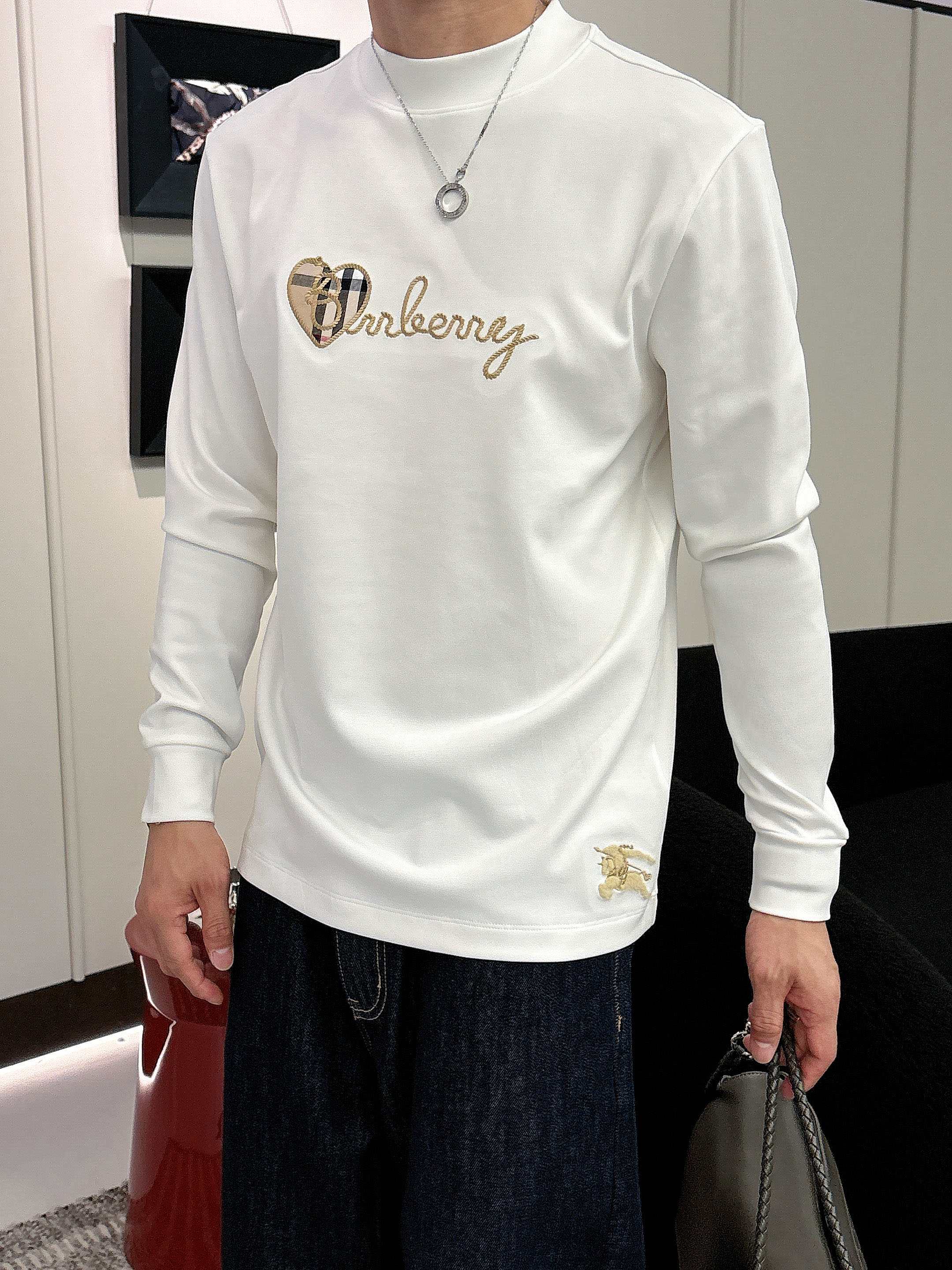 巴宝莉2025秋冬新款，定制面料，定制刺绣logo，舒适性与透气性兼优，柔软抗皱弹性和垂性极佳，无论是单