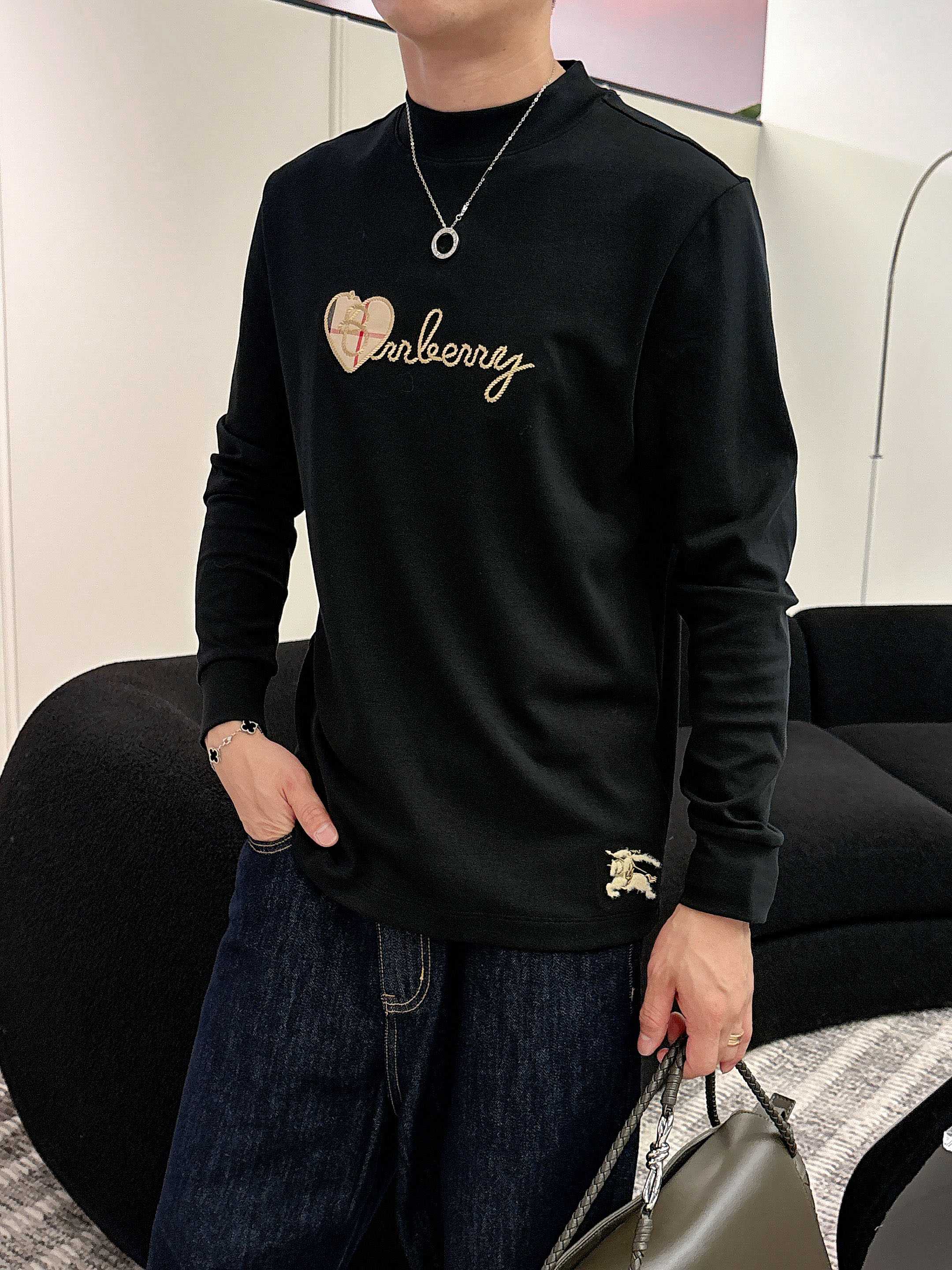 巴宝莉2025秋冬新款，定制面料，定制刺绣logo，舒适性与透气性兼优，柔软抗皱弹性和垂性极佳，无论是单