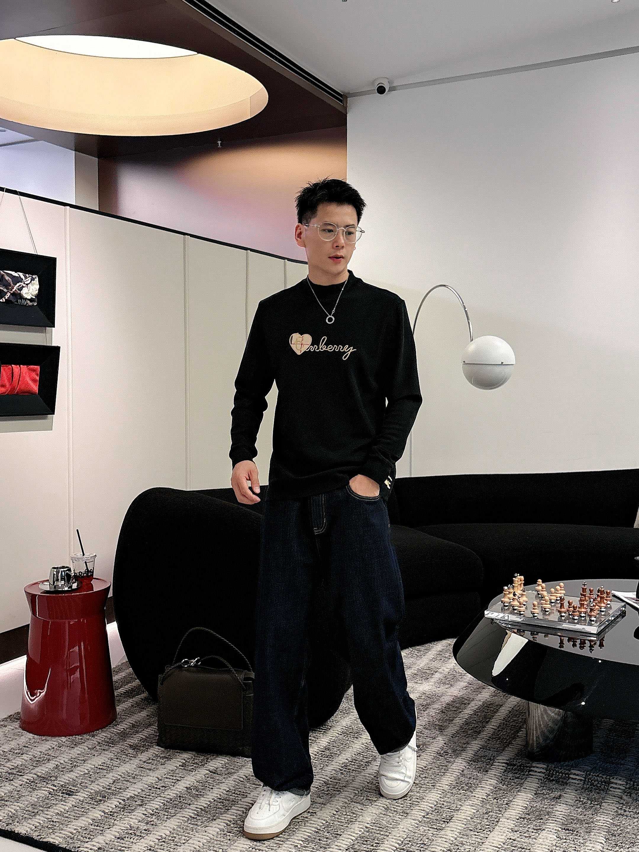 NO:570904,Burberry's autumn and winter new style, customized fabrics, customized embroidery logo, excellent comfort and breathability, soft, anti-wrinkle, elastic and excellent drape. Whether worn alone or worn inside, it is very handsome. Pursuing luxury, noble and elegant style, creating extraordinary men's taste, the visual effect is very good, the grade is very high, simple and fashionable, a must-have choice for leisure and business!  Color: black, white, size M-3XL, burberry, alexander wang19860909巴宝莉秋冬新款,定制面料,定制刺绣logo,舒适性与透气性兼优,柔软抗皱弹性和垂性极佳,无论是单穿或是内搭都是帅气十足,追求奢华高贵优雅风范,打造不凡男士品味,视觉效果非常赞,档次极高,简约时尚,休闲商务必备之选！ 颜色:黑、白 码数M-3XL,,burberry,alexander wang,Men's clothing