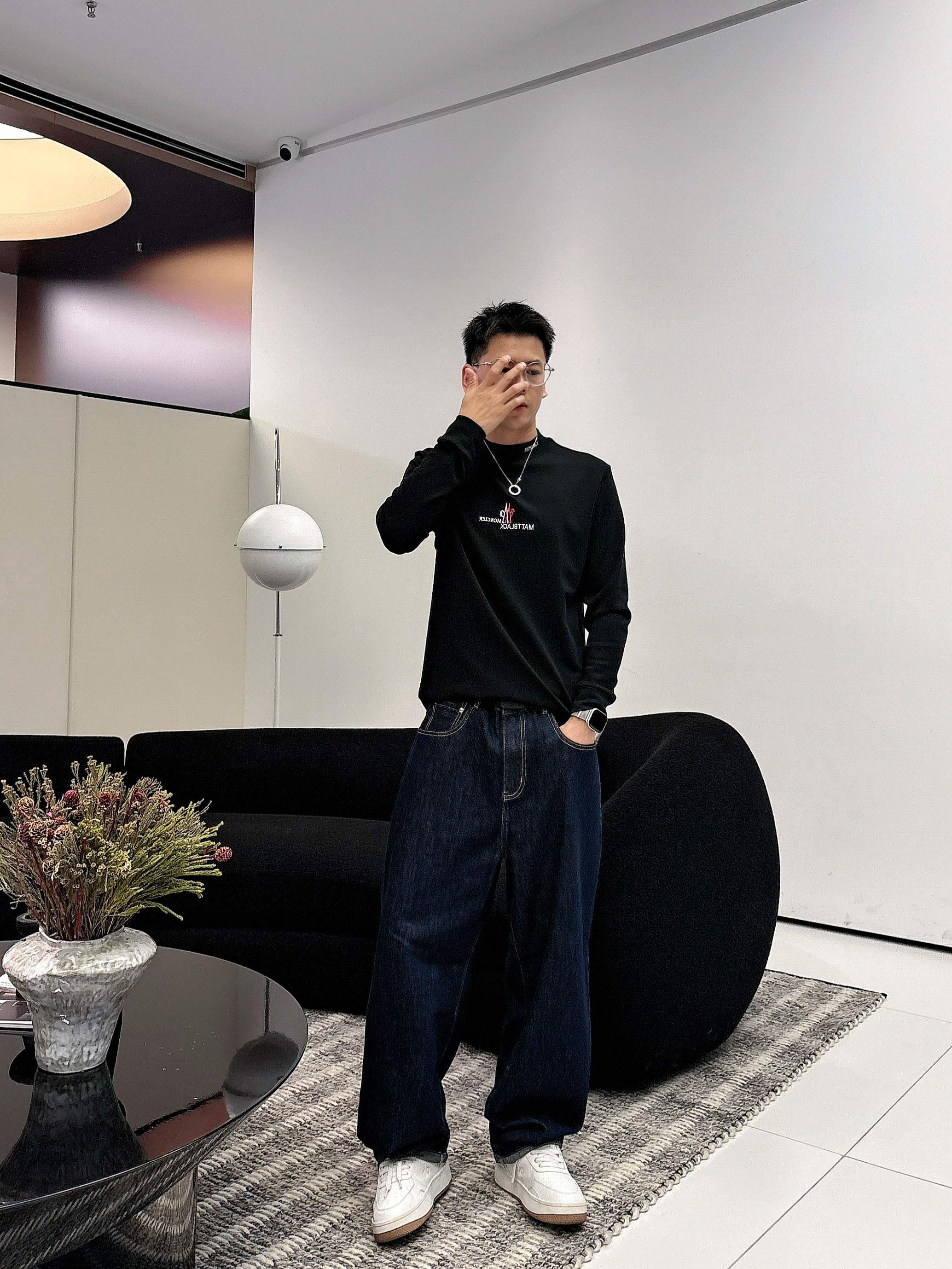 NO:570906,New Meng Mouth autumn and winter style, customized fabrics, customized embroidery logo, excellent comfort and breathability, soft, anti-wrinkle, elasticity and excellent drape. Whether worn alone or worn inside, it is very handsome. Pursuing luxury, noble and elegant style, creating extraordinary men's taste, the visual effect is very good, extremely high-grade, simple and fashionable, a must-have choice for leisure and business!  Color: black, white, size M-3XL, Moncler, alexander wang19860909蒙口秋冬新款,定制面料,定制刺绣logo,舒适性与透气性兼优,柔软抗皱弹性和垂性极佳,无论是单穿或是内搭都是帅气十足,追求奢华高贵优雅风范,打造不凡男士品味,视觉效果非常赞,档次极高,简约时尚,休闲商务必备之选！ 颜色:黑、白 码数M-3XL,,Moncler,alexander wang,Men's clothing