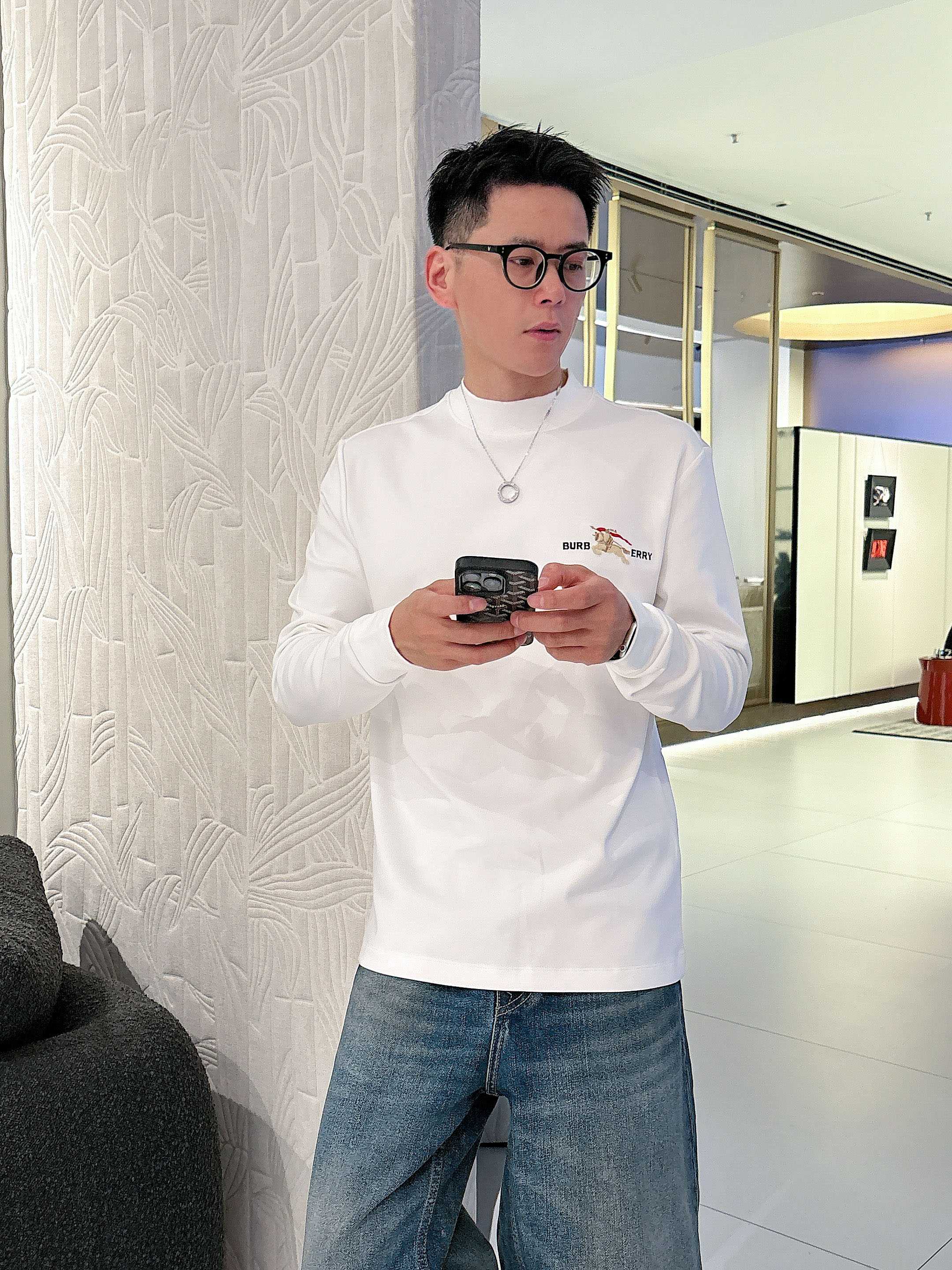 巴宝莉2025秋冬新款，定制面料，定制logo，舒适性与透气性兼优，柔软抗皱弹性和垂性极佳，无论是单穿或