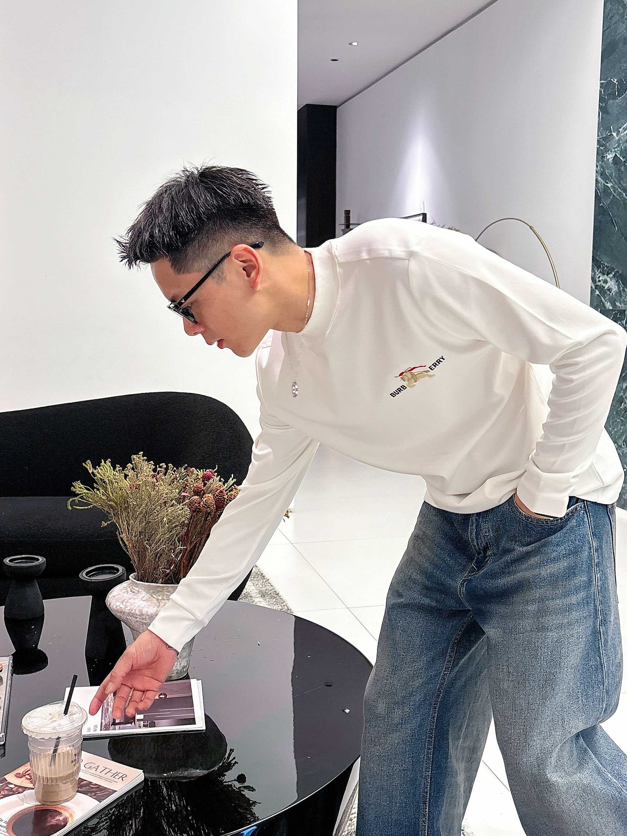 巴宝莉2025秋冬新款，定制面料，定制logo，舒适性与透气性兼优，柔软抗皱弹性和垂性极佳，无论是单穿或