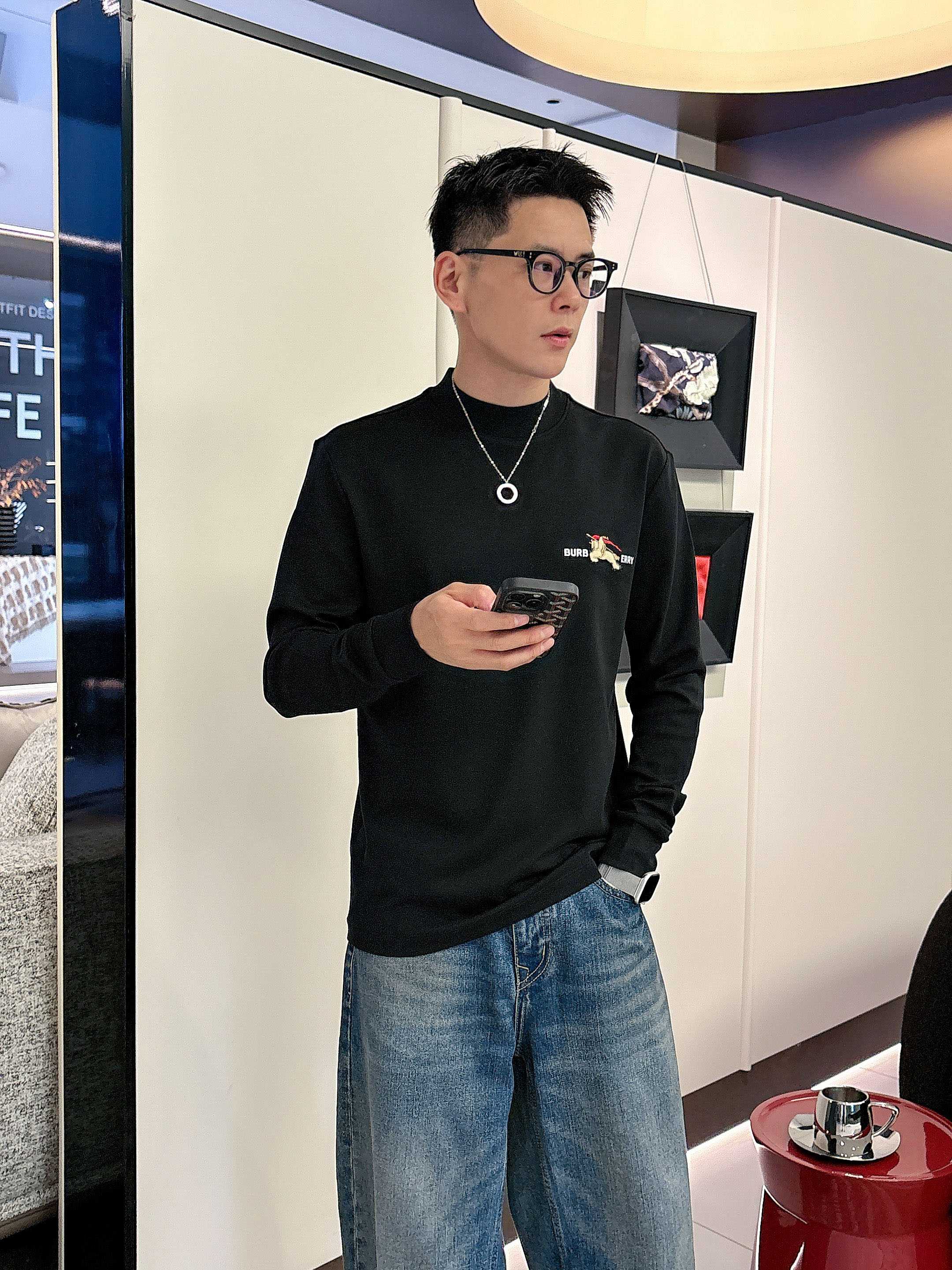 NO:570910,Burberry's autumn and winter new style, customized fabrics, customized logo, excellent comfort and breathability, soft, anti-wrinkle, elastic and excellent drape. Whether worn alone or worn inside, it is very handsome. Pursuing luxury, noble and elegant style, creating extraordinary men's taste, the visual effect is very good, extremely high-grade, simple and fashionable, a must-have choice for leisure and business!  Color: black, white, size M-3XL, burberry, alexander wang19860909巴宝莉秋冬新款,定制面料,定制logo,舒适性与透气性兼优,柔软抗皱弹性和垂性极佳,无论是单穿或是内搭都是帅气十足,追求奢华高贵优雅风范,打造不凡男士品味,视觉效果非常赞,档次极高,简约时尚,休闲商务必备之选！ 颜色:黑、白 码数M-3XL,,burberry,alexander wang,Men's clothing