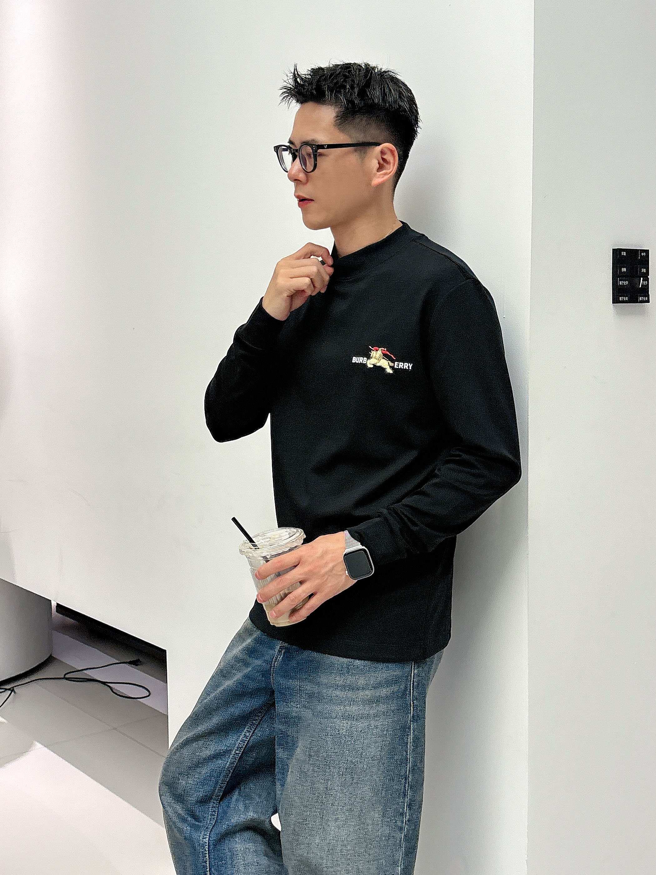 巴宝莉2025秋冬新款，定制面料，定制logo，舒适性与透气性兼优，柔软抗皱弹性和垂性极佳，无论是单穿或