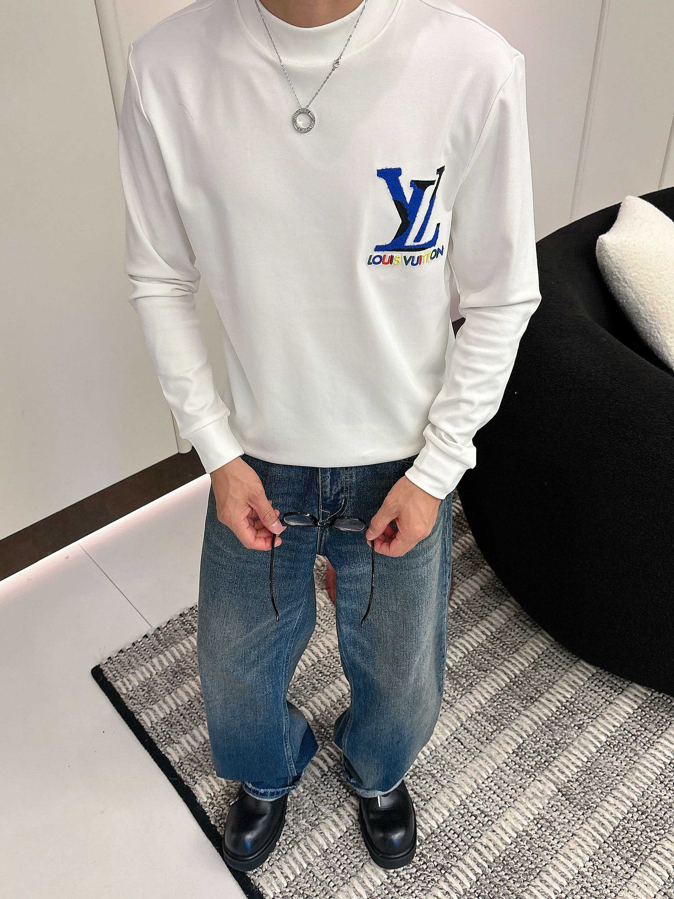 LV2025秋冬新款，定制面料，独特工艺logo，舒适性与透气性兼优，柔软抗皱弹性和垂性极佳，无论是单穿