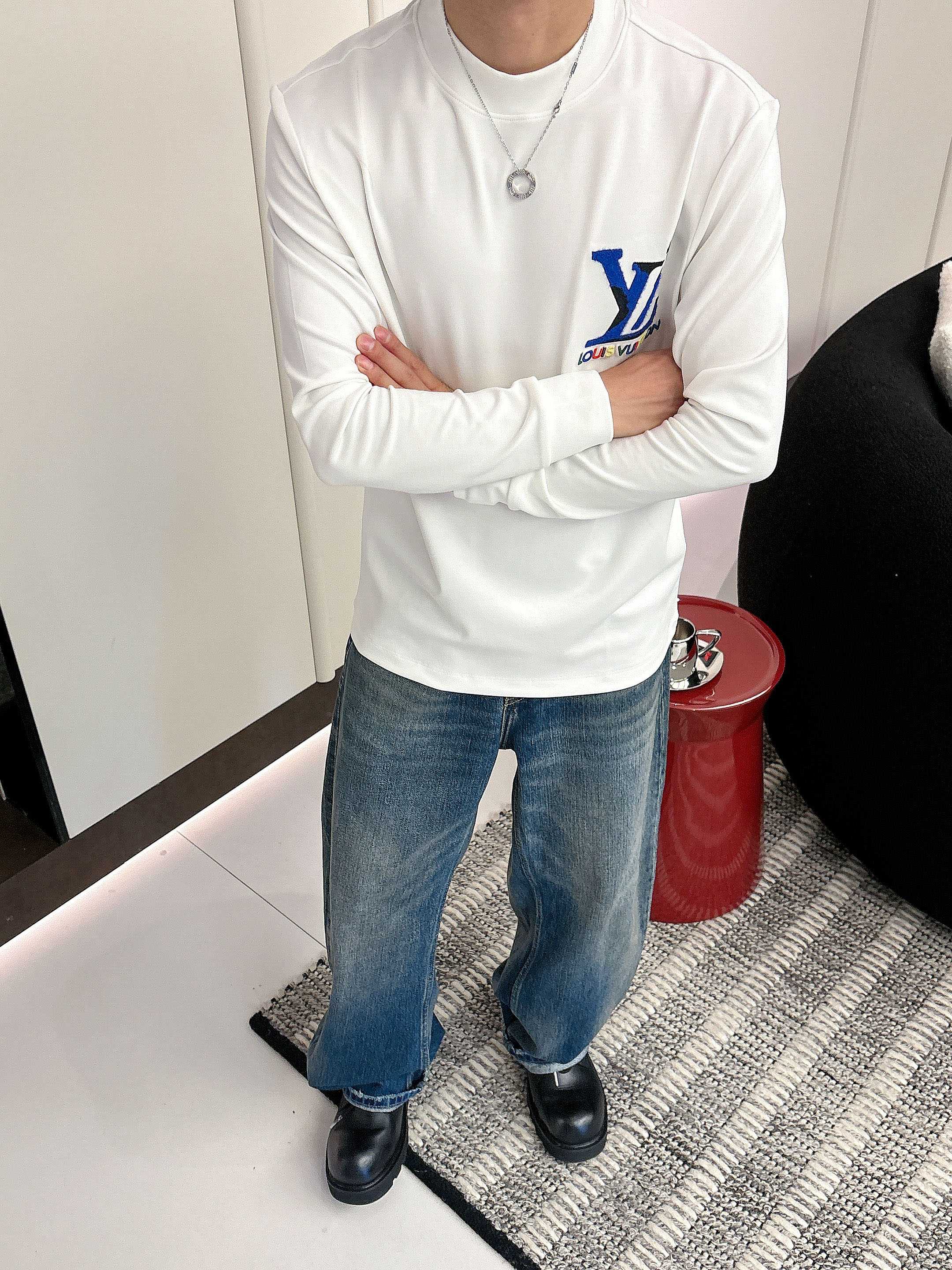 LV2025秋冬新款，定制面料，独特工艺logo，舒适性与透气性兼优，柔软抗皱弹性和垂性极佳，无论是单穿