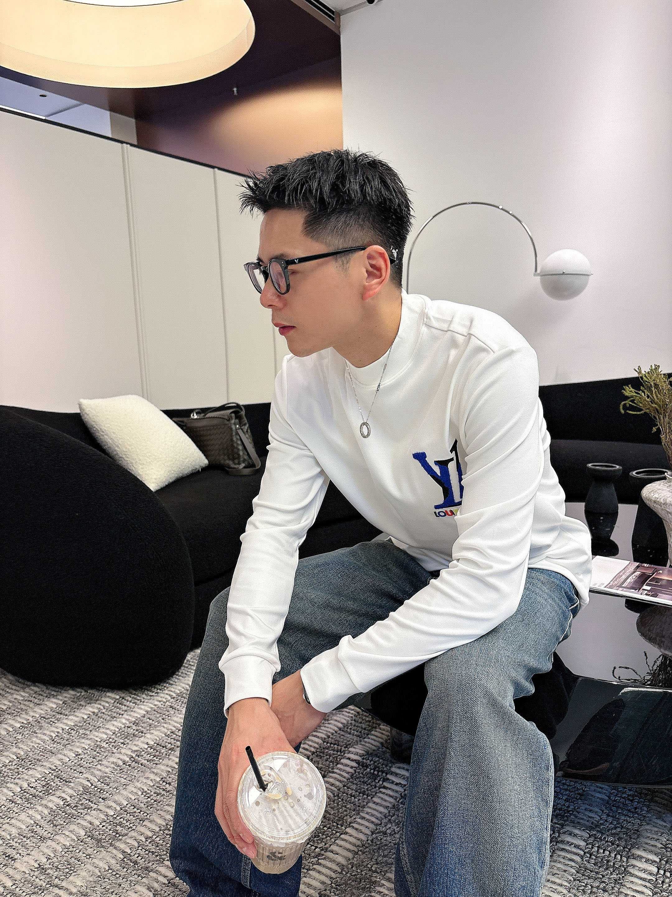 LV2025秋冬新款，定制面料，独特工艺logo，舒适性与透气性兼优，柔软抗皱弹性和垂性极佳，无论是单穿