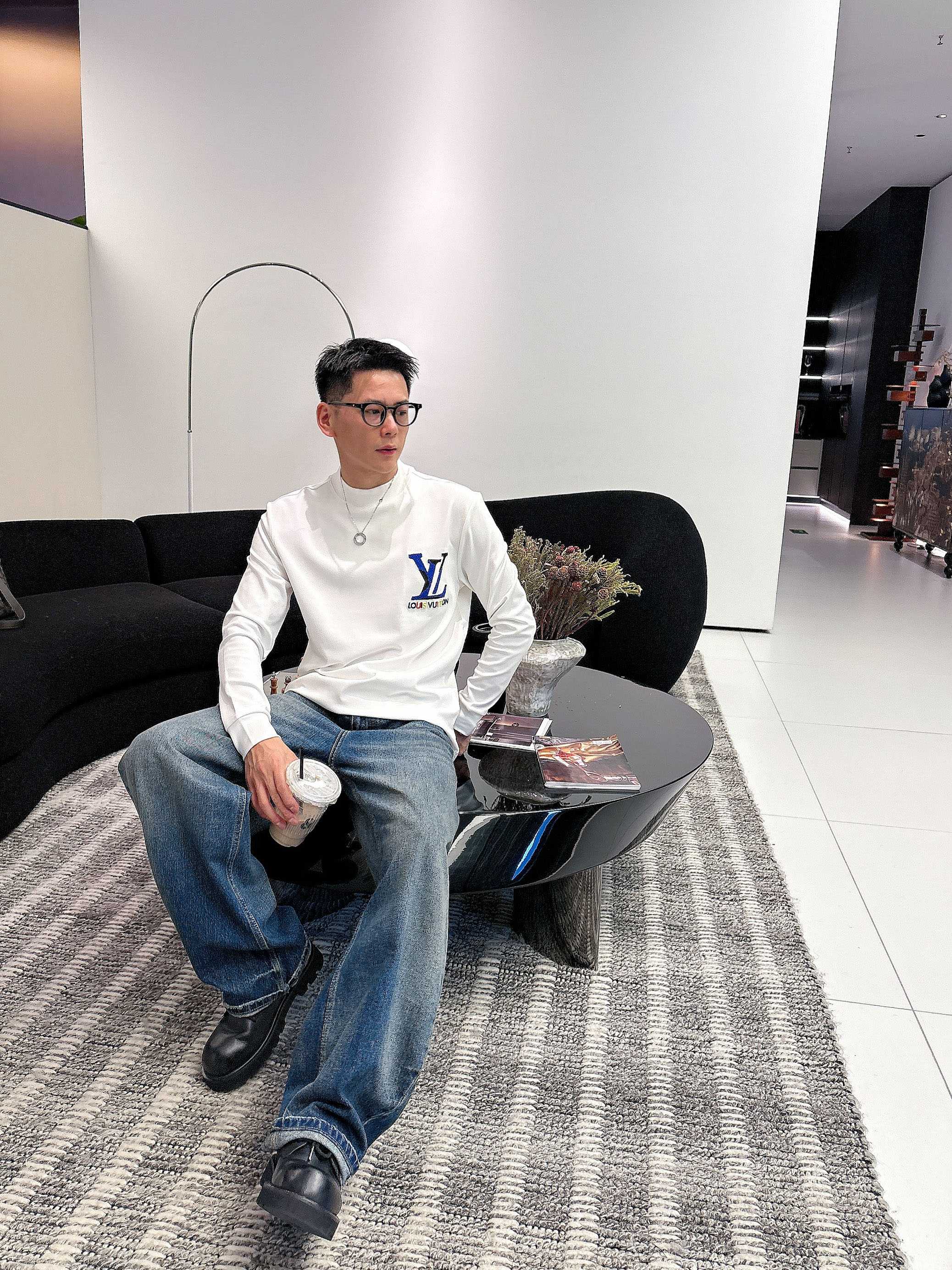 LV2025秋冬新款，定制面料，独特工艺logo，舒适性与透气性兼优，柔软抗皱弹性和垂性极佳，无论是单穿