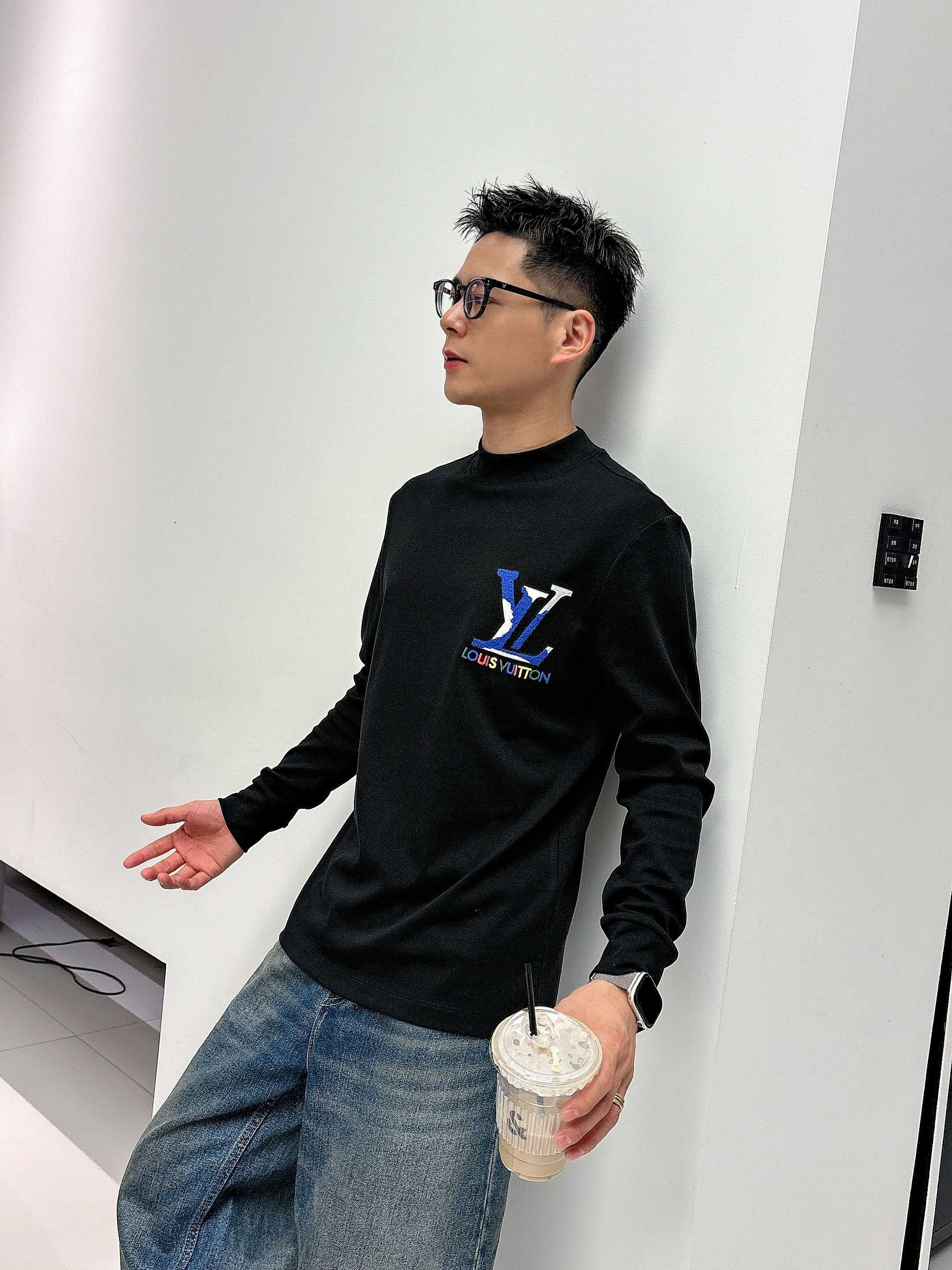 LV2025秋冬新款，定制面料，独特工艺logo，舒适性与透气性兼优，柔软抗皱弹性和垂性极佳，无论是单穿