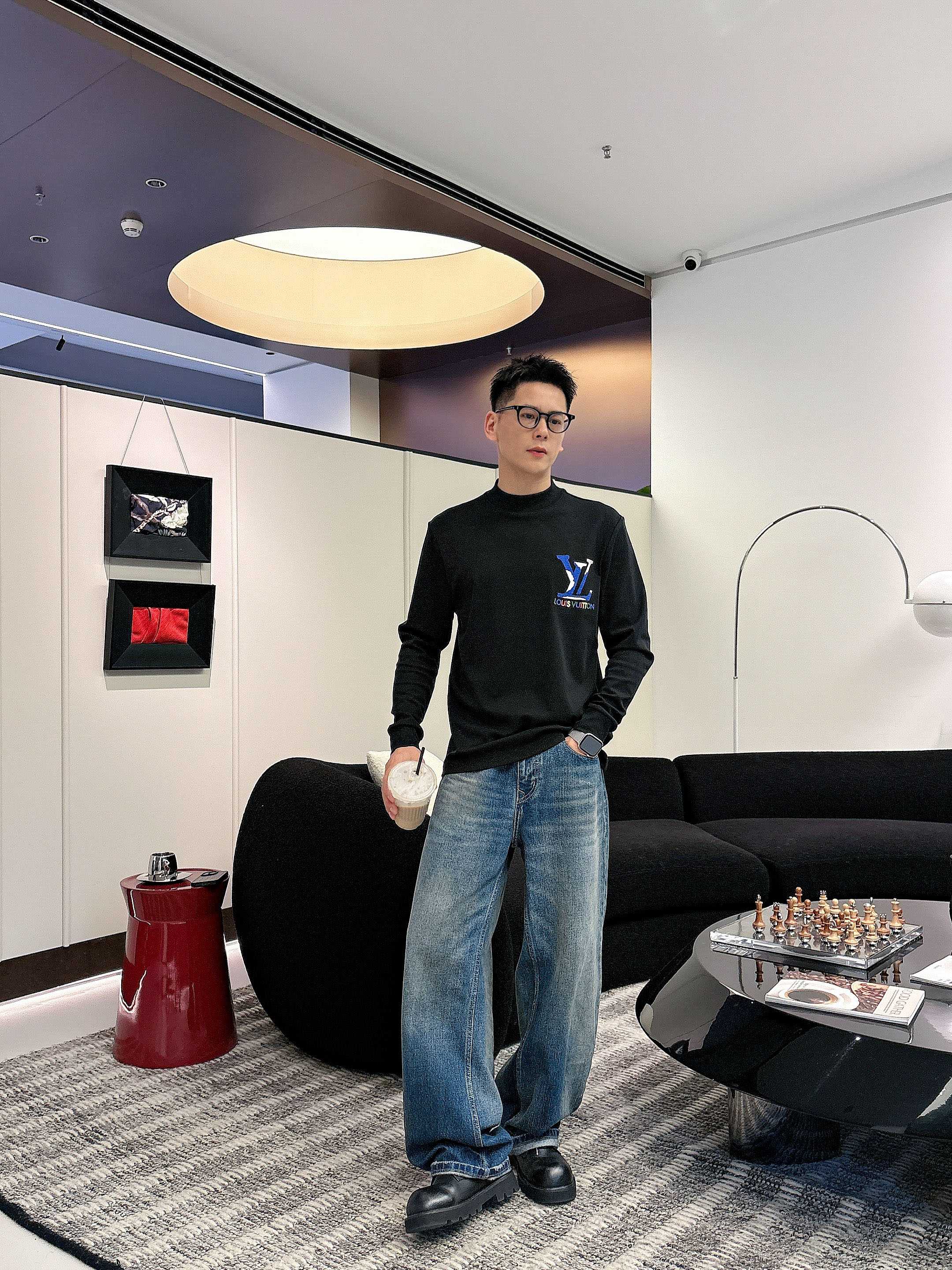 NO:570912,LV's new fall and winter style, customized fabrics, unique craftsmanship logo, excellent comfort and breathability, soft, wrinkle-resistant, elastic and drapey. Whether worn alone or worn inside, it is very handsome. Pursuing luxury, noble and elegant style, creating extraordinary men's taste, the visual effect is very good, the grade is very high, simple and fashionable, a must-have choice for leisure and business!  Color: black, white, size M-3XL, louis vuitton, alexander wang19860909LV秋冬新款,定制面料,独特工艺logo,舒适性与透气性兼优,柔软抗皱弹性和垂性极佳,无论是单穿或是内搭都是帅气十足,追求奢华高贵优雅风范,打造不凡男士品味,视觉效果非常赞,档次极高,简约时尚,休闲商务必备之选！ 颜色:黑、白 码数M-3XL,,louis vuitton,alexander wang,Men's clothing