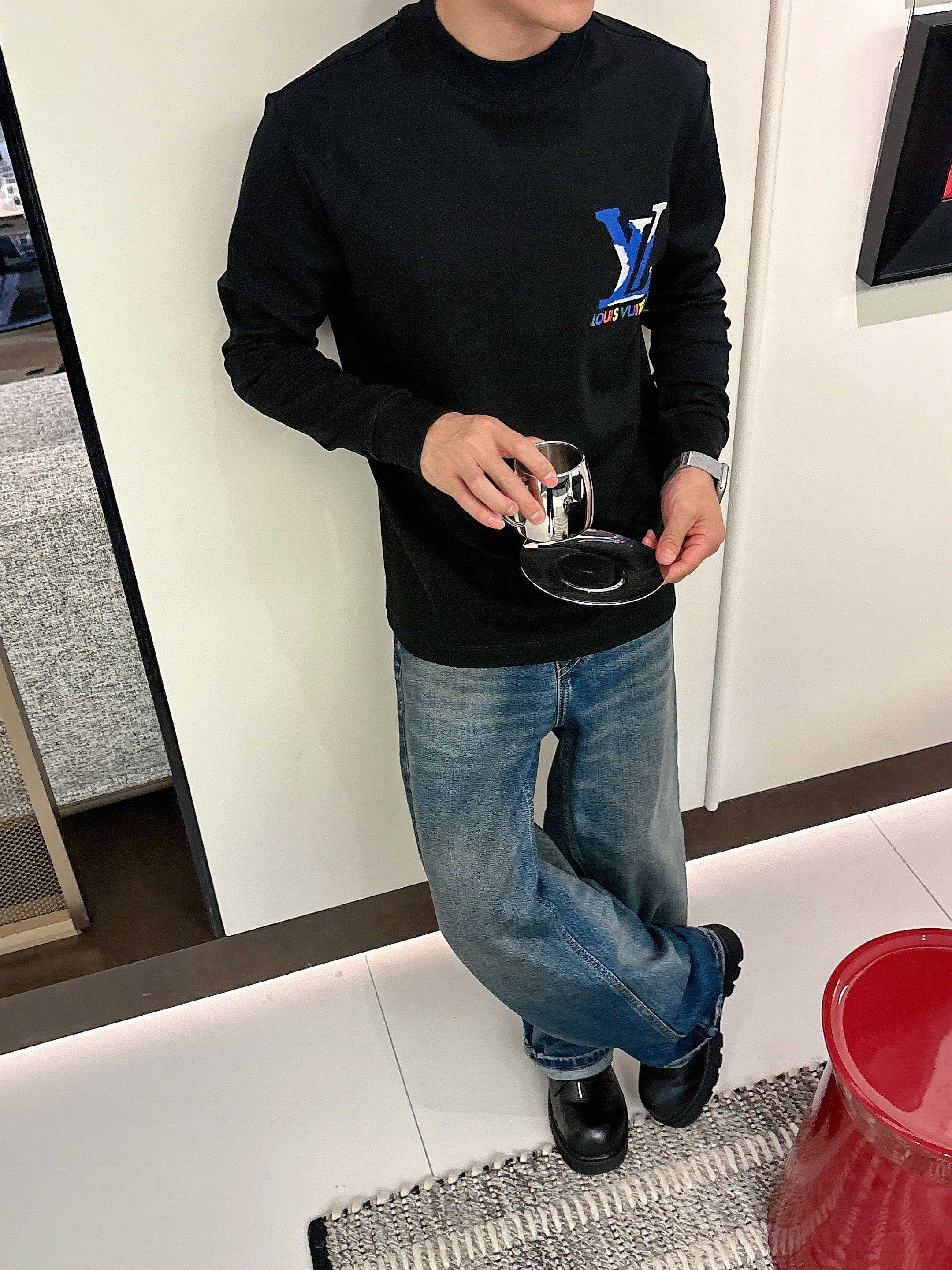 LV2025秋冬新款，定制面料，独特工艺logo，舒适性与透气性兼优，柔软抗皱弹性和垂性极佳，无论是单穿