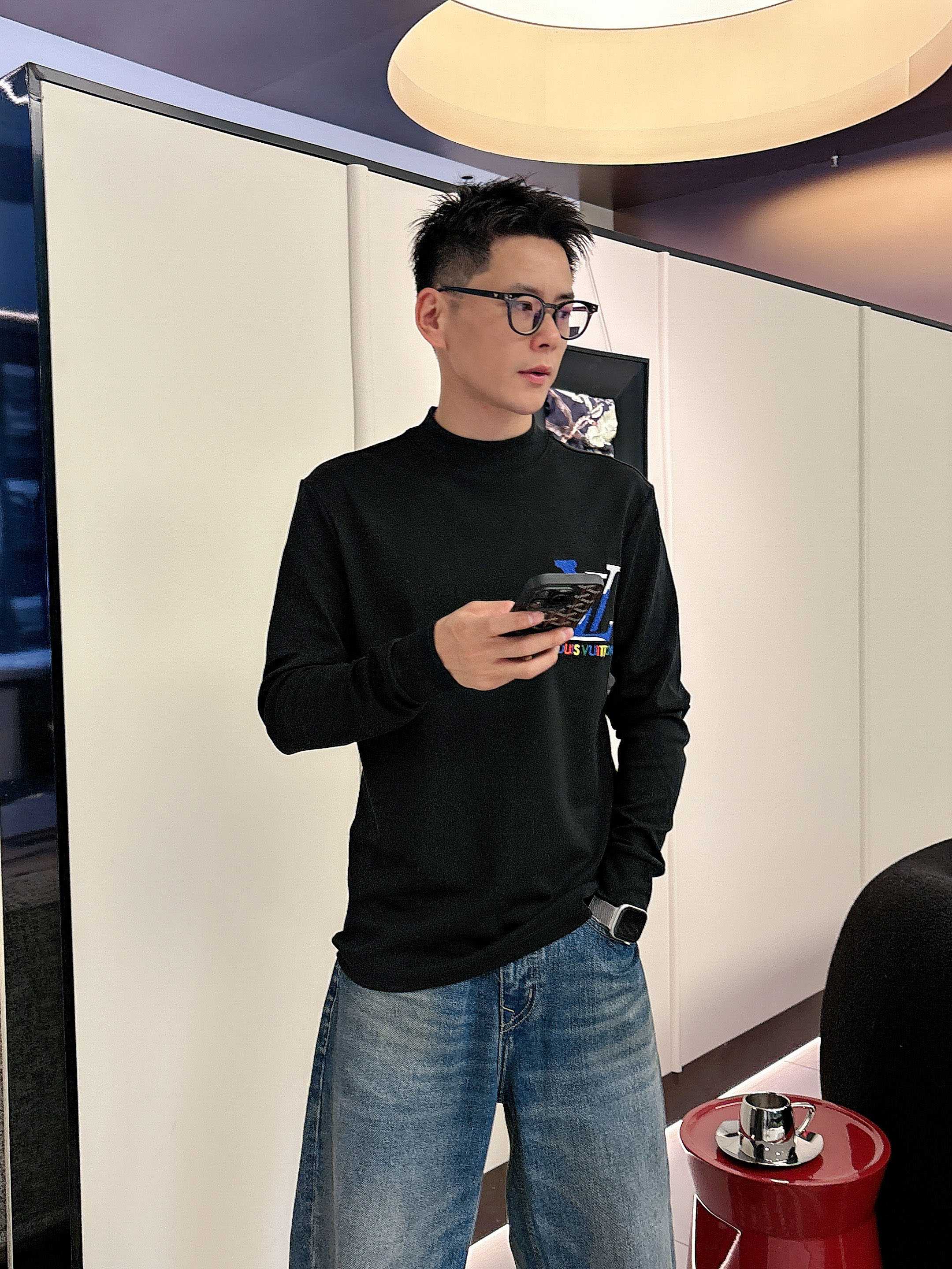 LV2025秋冬新款，定制面料，独特工艺logo，舒适性与透气性兼优，柔软抗皱弹性和垂性极佳，无论是单穿