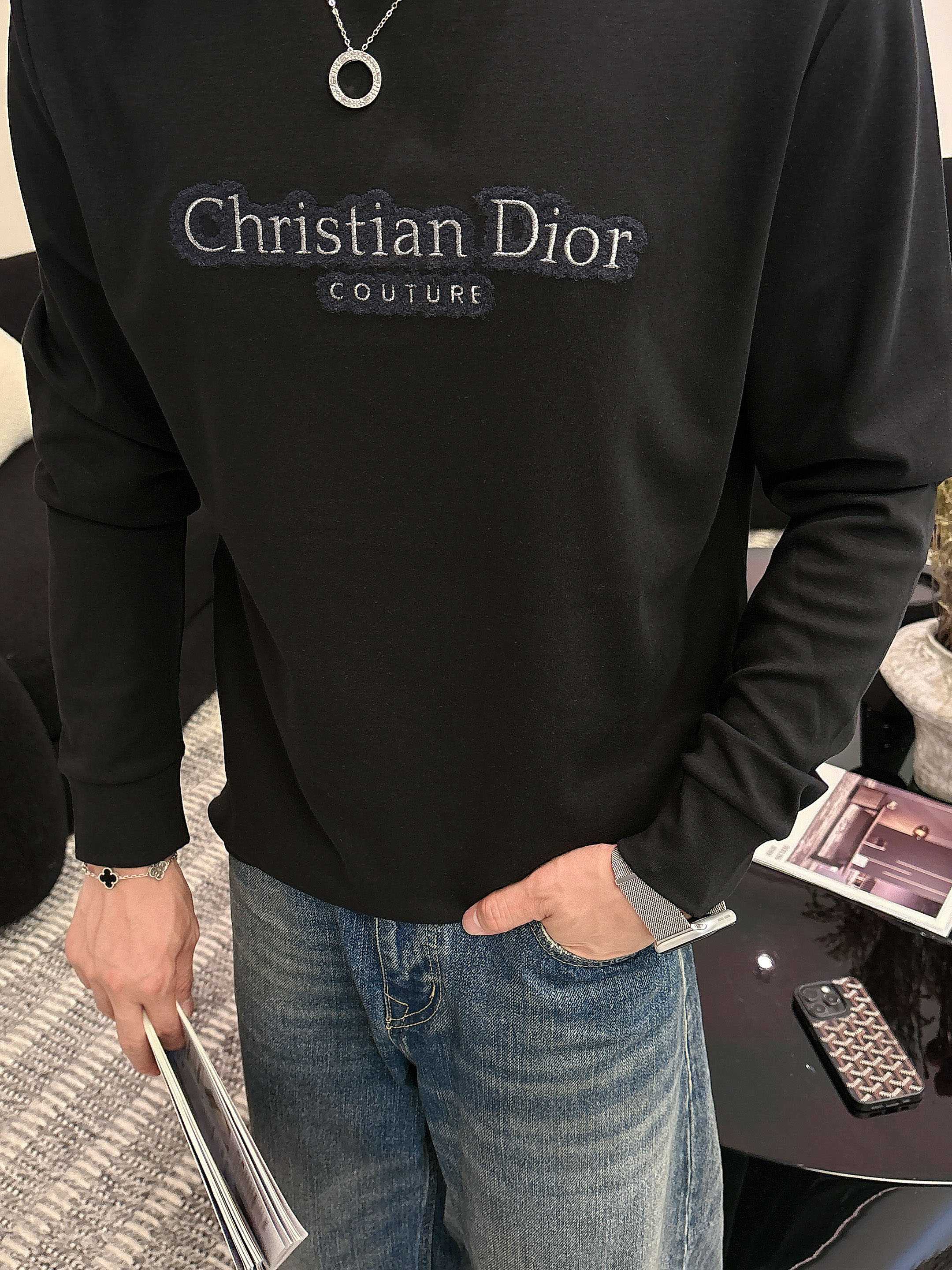 Dior2025秋冬新款，定制面料，独特工艺logo，舒适性与透气性兼优，柔软抗皱弹性和垂性极佳，无论是