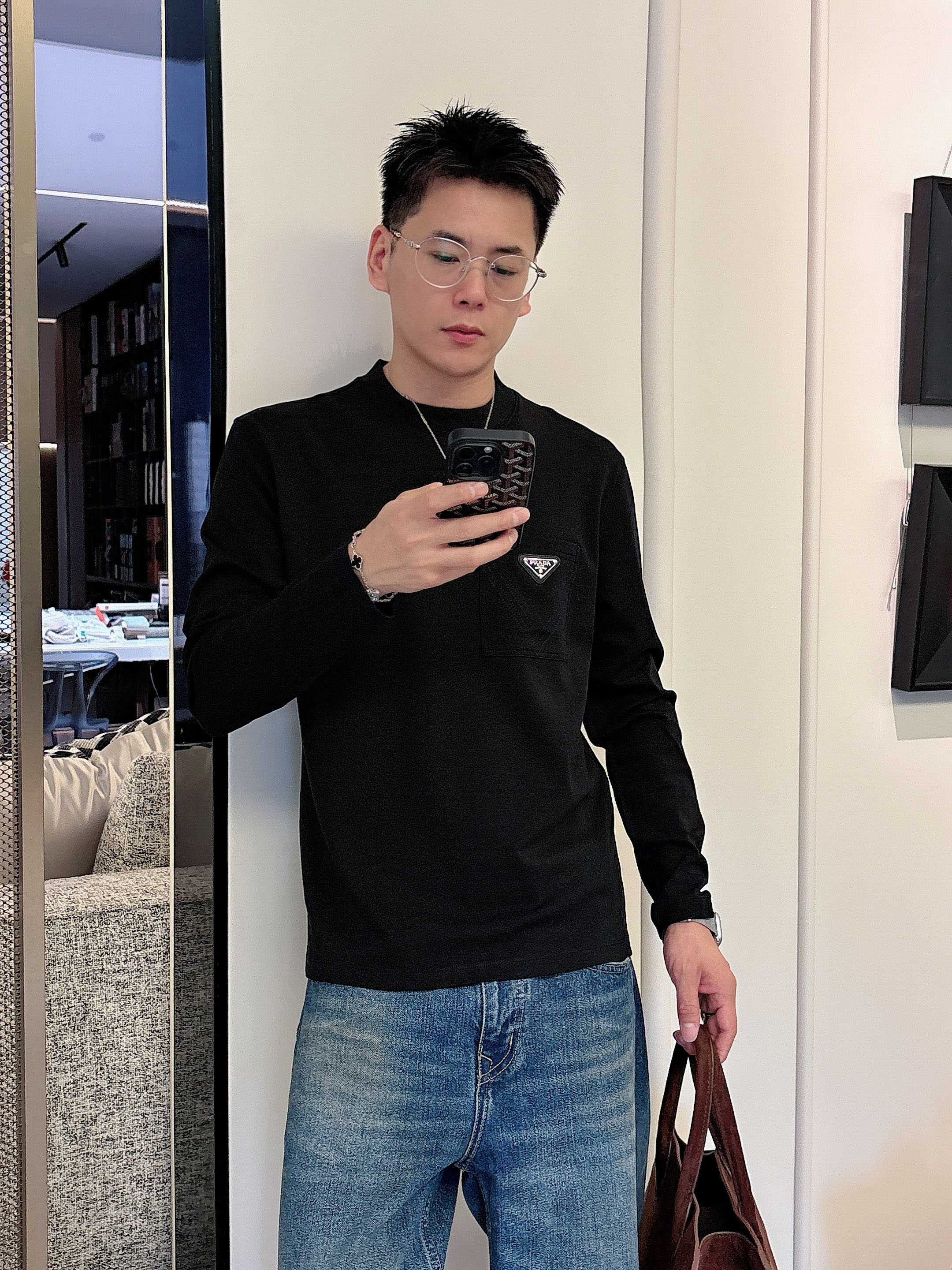 普拉达2025秋冬新款，定制面料，定制logo，舒适性与透气性兼优，柔软抗皱弹性和垂性极佳，无论是单穿或