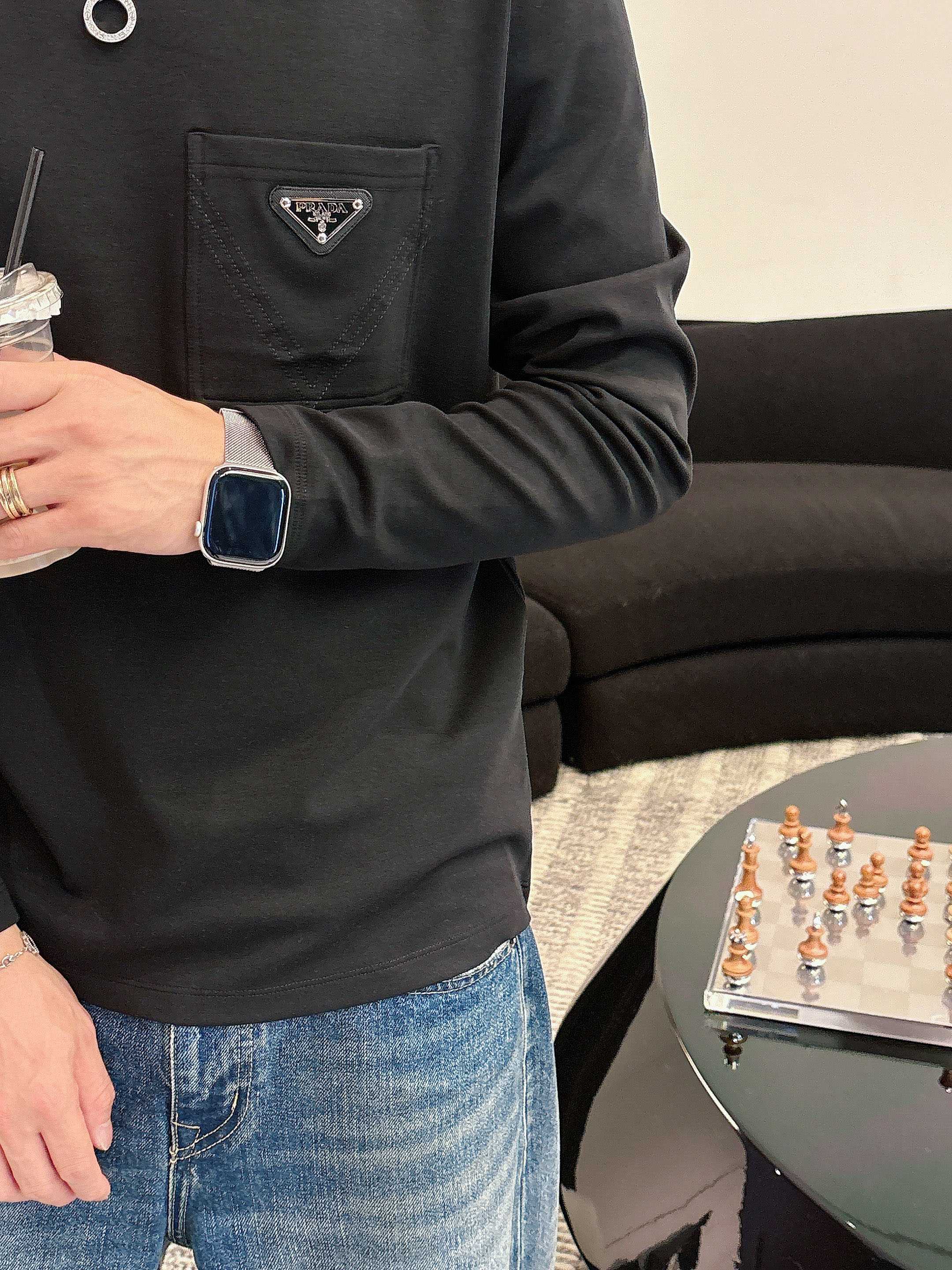 普拉达2025秋冬新款，定制面料，定制logo，舒适性与透气性兼优，柔软抗皱弹性和垂性极佳，无论是单穿或