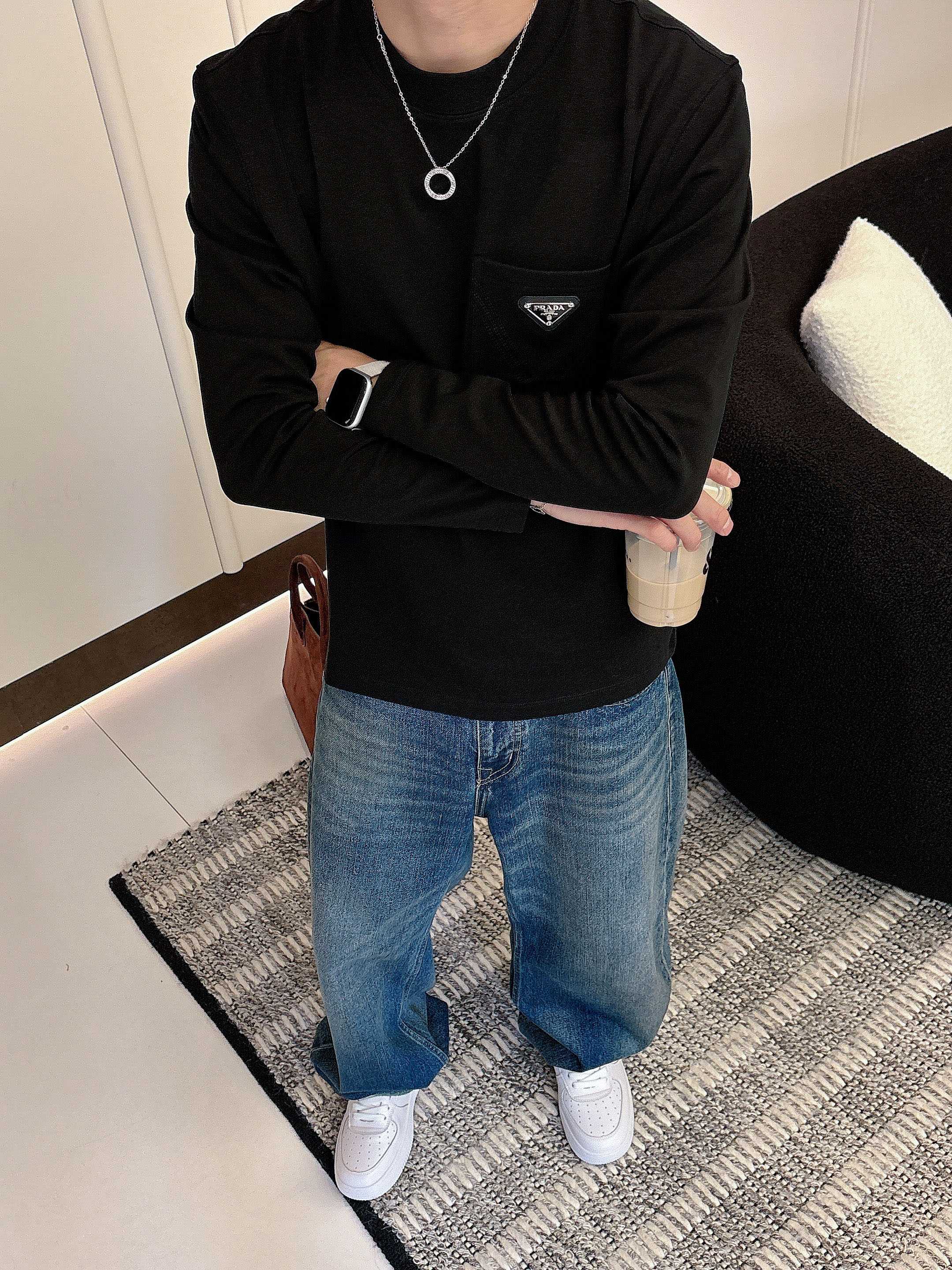 普拉达2025秋冬新款，定制面料，定制logo，舒适性与透气性兼优，柔软抗皱弹性和垂性极佳，无论是单穿或