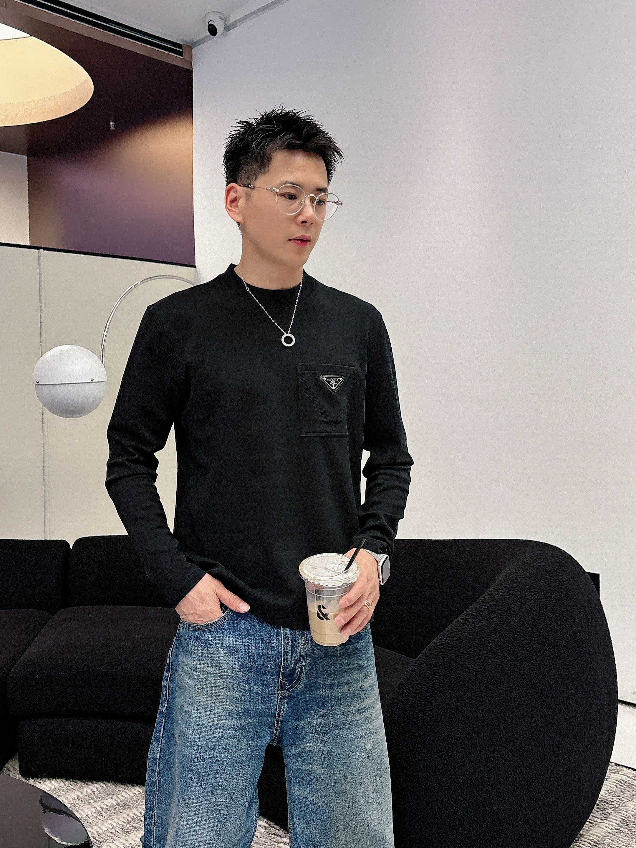 普拉达2025秋冬新款，定制面料，定制logo，舒适性与透气性兼优，柔软抗皱弹性和垂性极佳，无论是单穿或