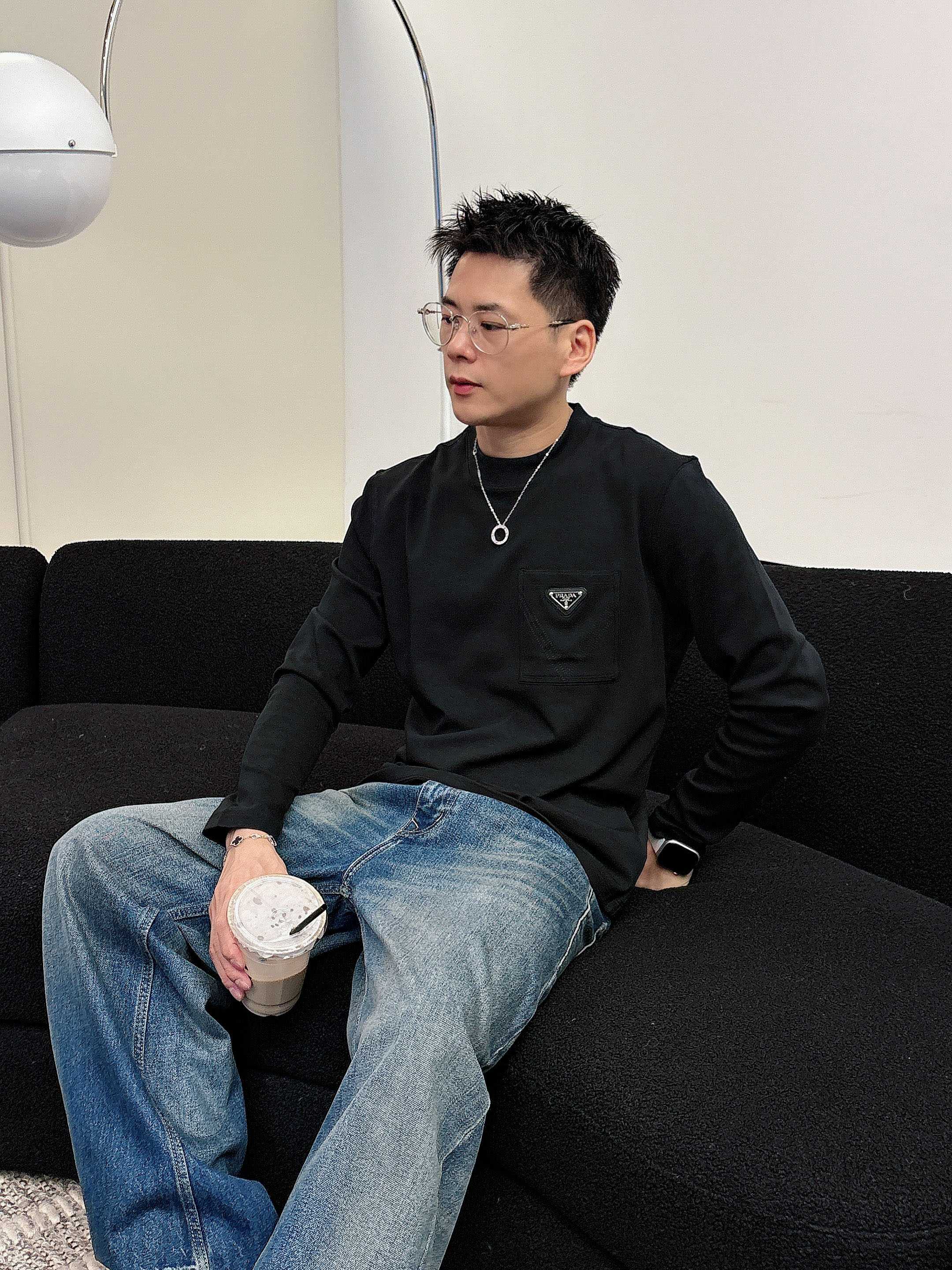 普拉达2025秋冬新款，定制面料，定制logo，舒适性与透气性兼优，柔软抗皱弹性和垂性极佳，无论是单穿或