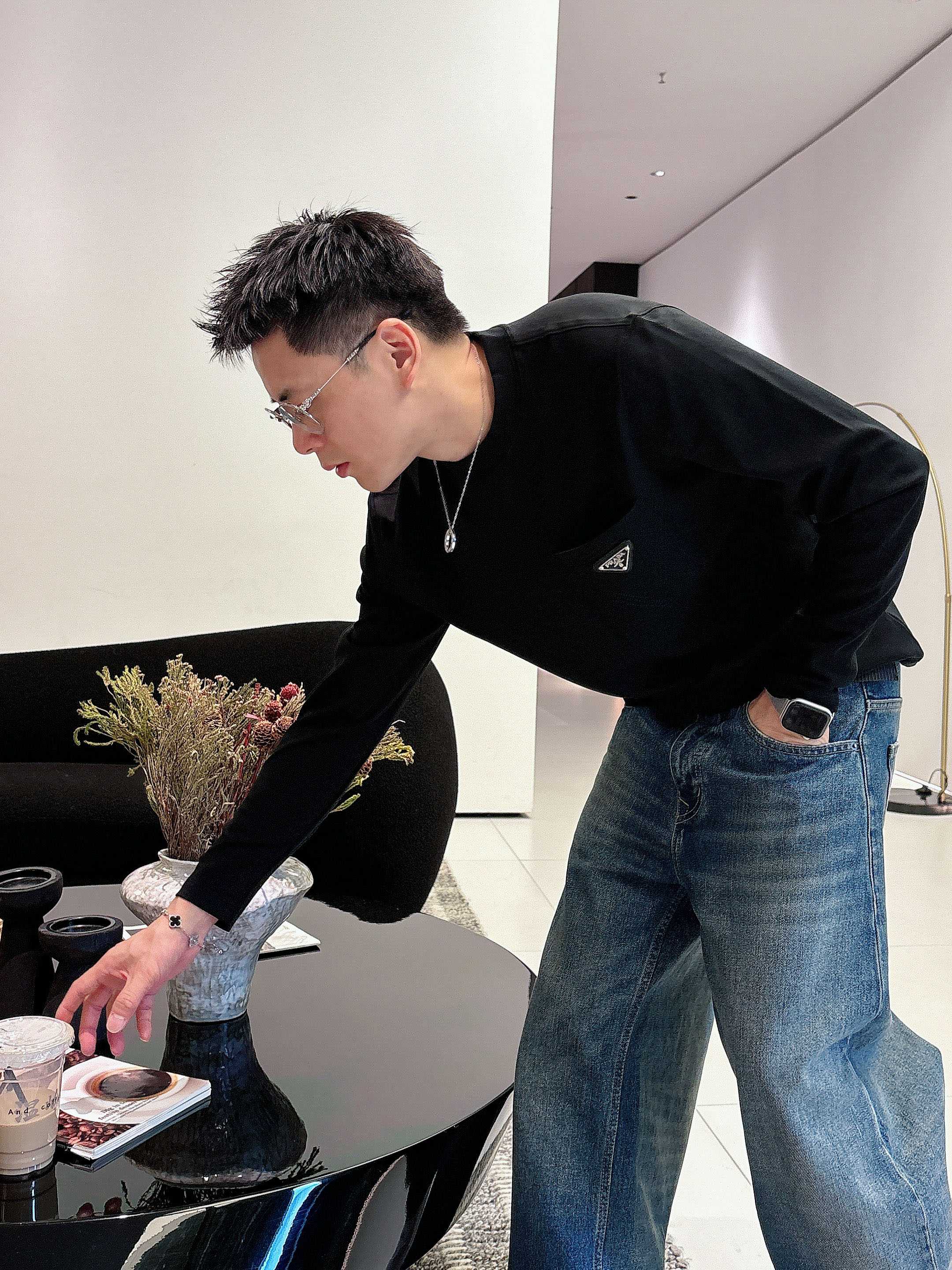 普拉达2025秋冬新款，定制面料，定制logo，舒适性与透气性兼优，柔软抗皱弹性和垂性极佳，无论是单穿或